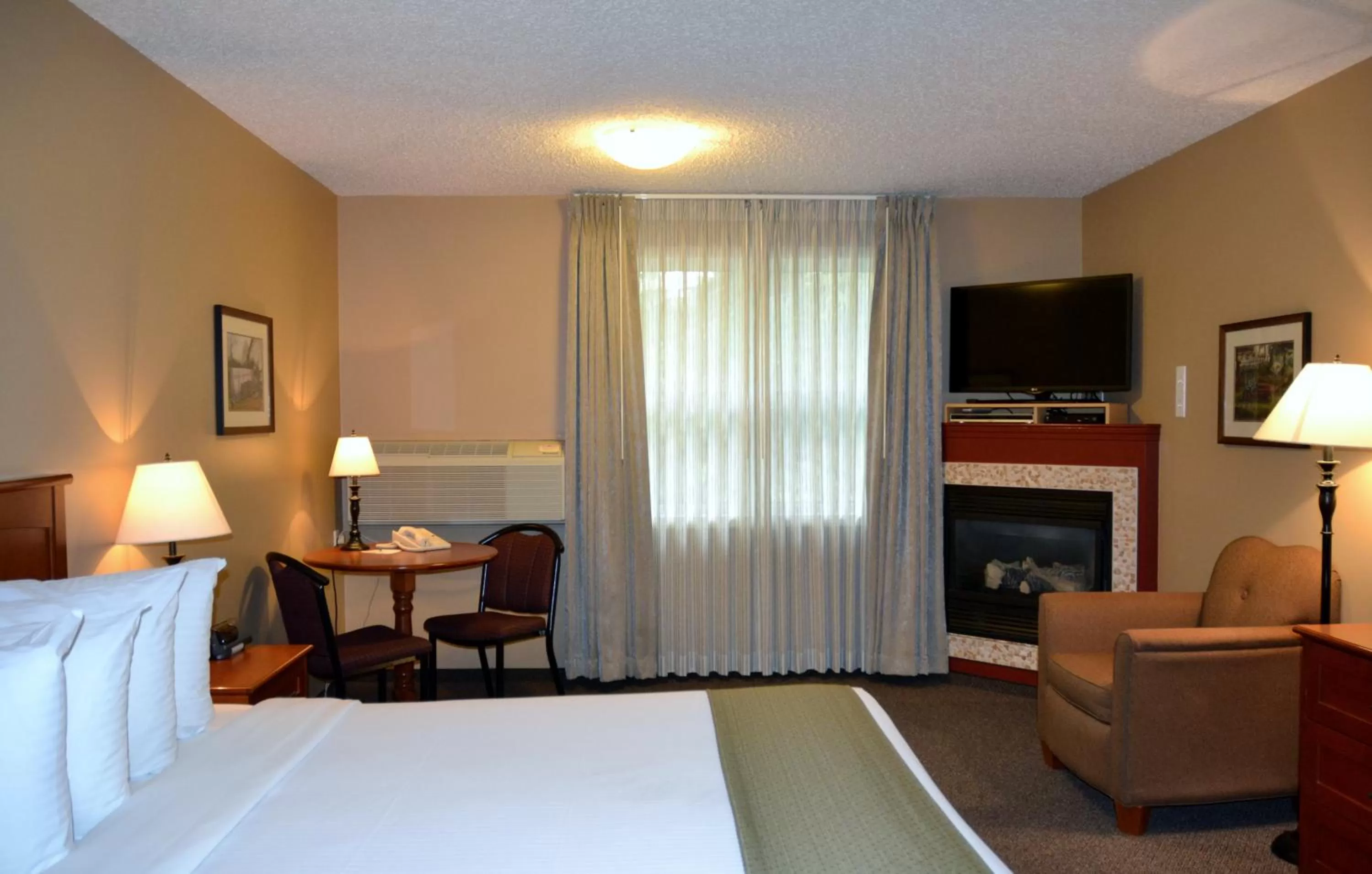 Bathroom, Bed in Village Creek Country Inn