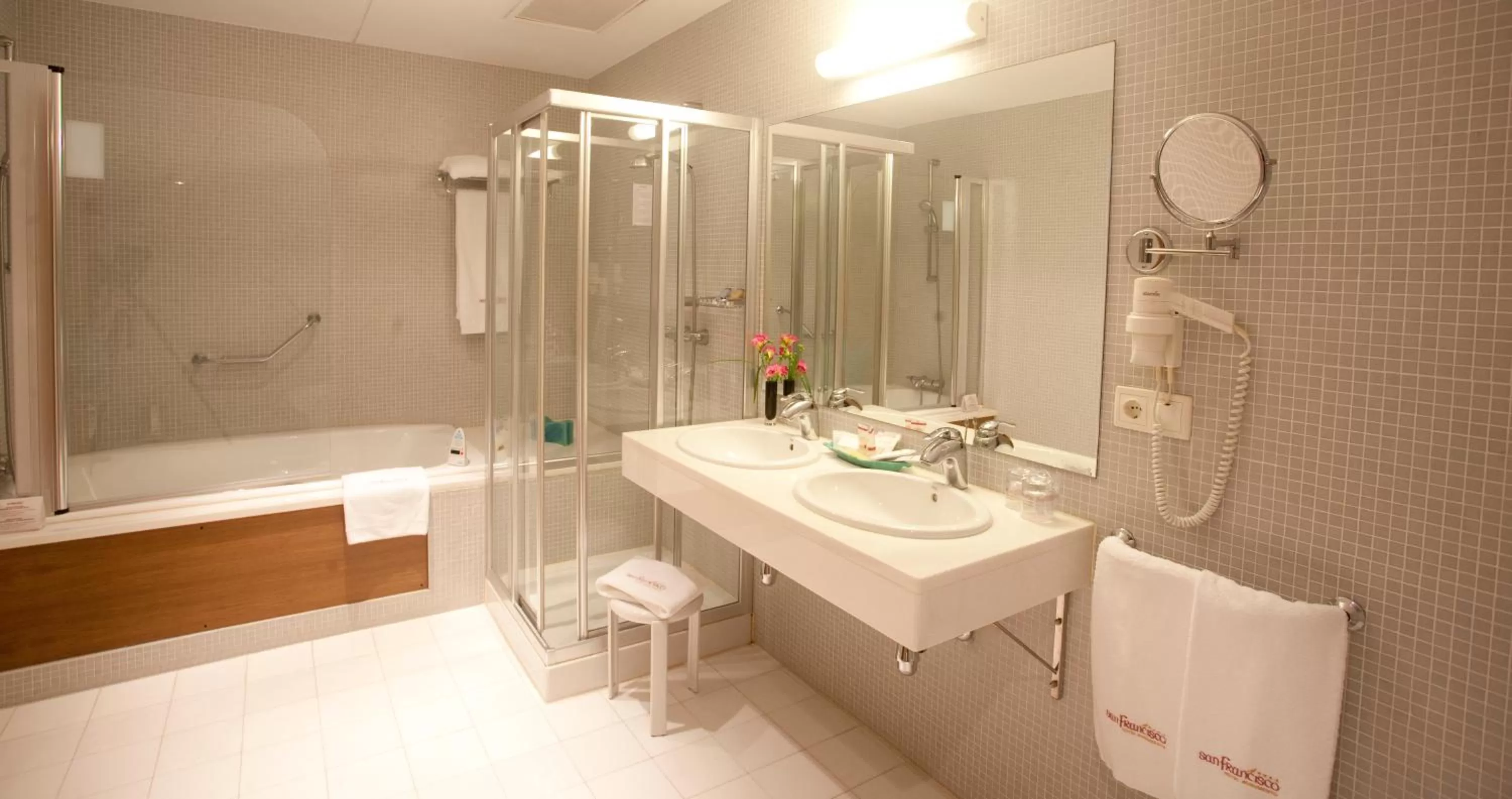 Bathroom in San Francisco Hotel Monumento