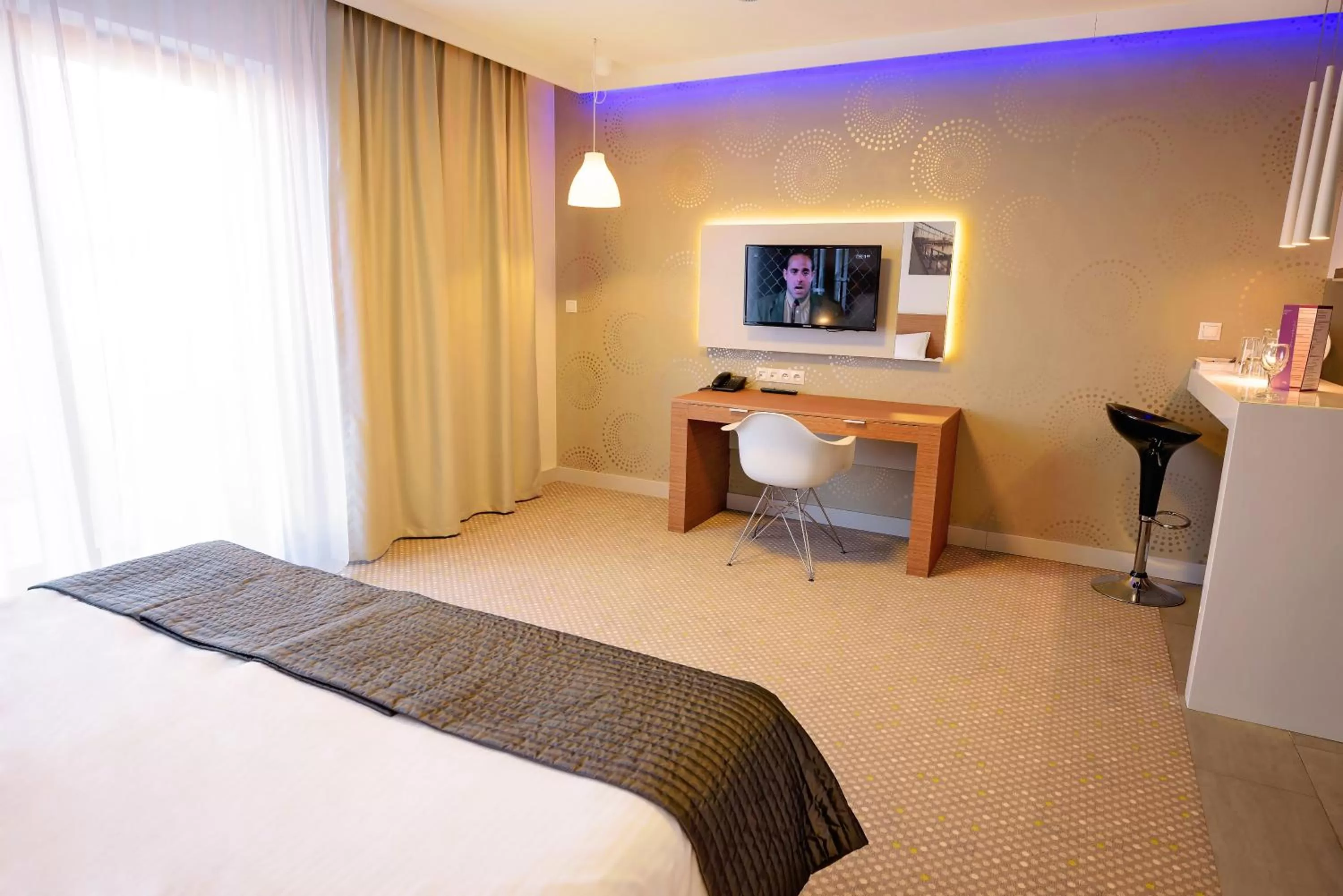 Photo of the whole room, Bed in Invite