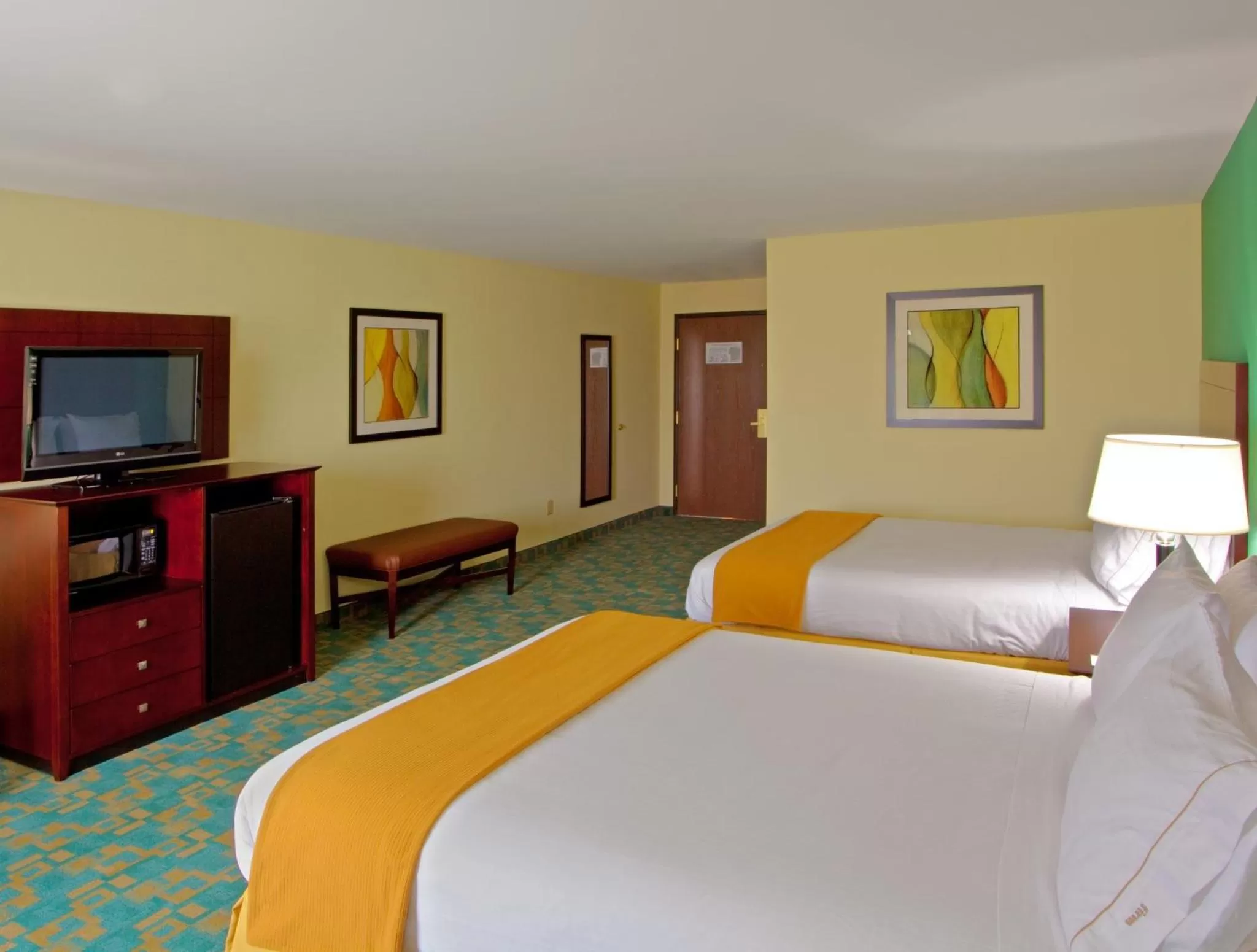 Photo of the whole room, Bed in Holiday Inn Express Hotel & Suites Thornburg-S. Fredericksburg by IHG