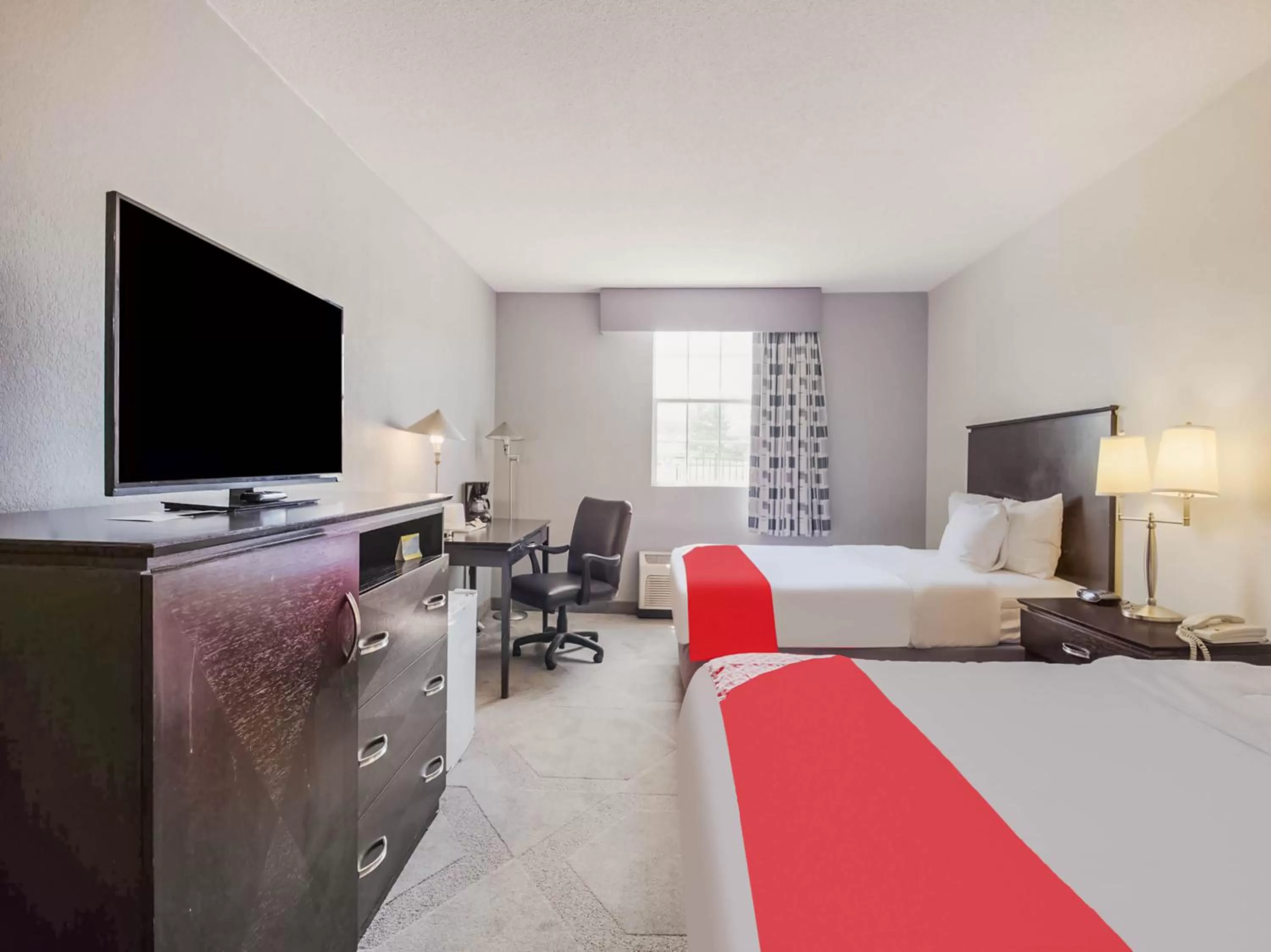 Bedroom in Days Inn by Wyndham Conneaut