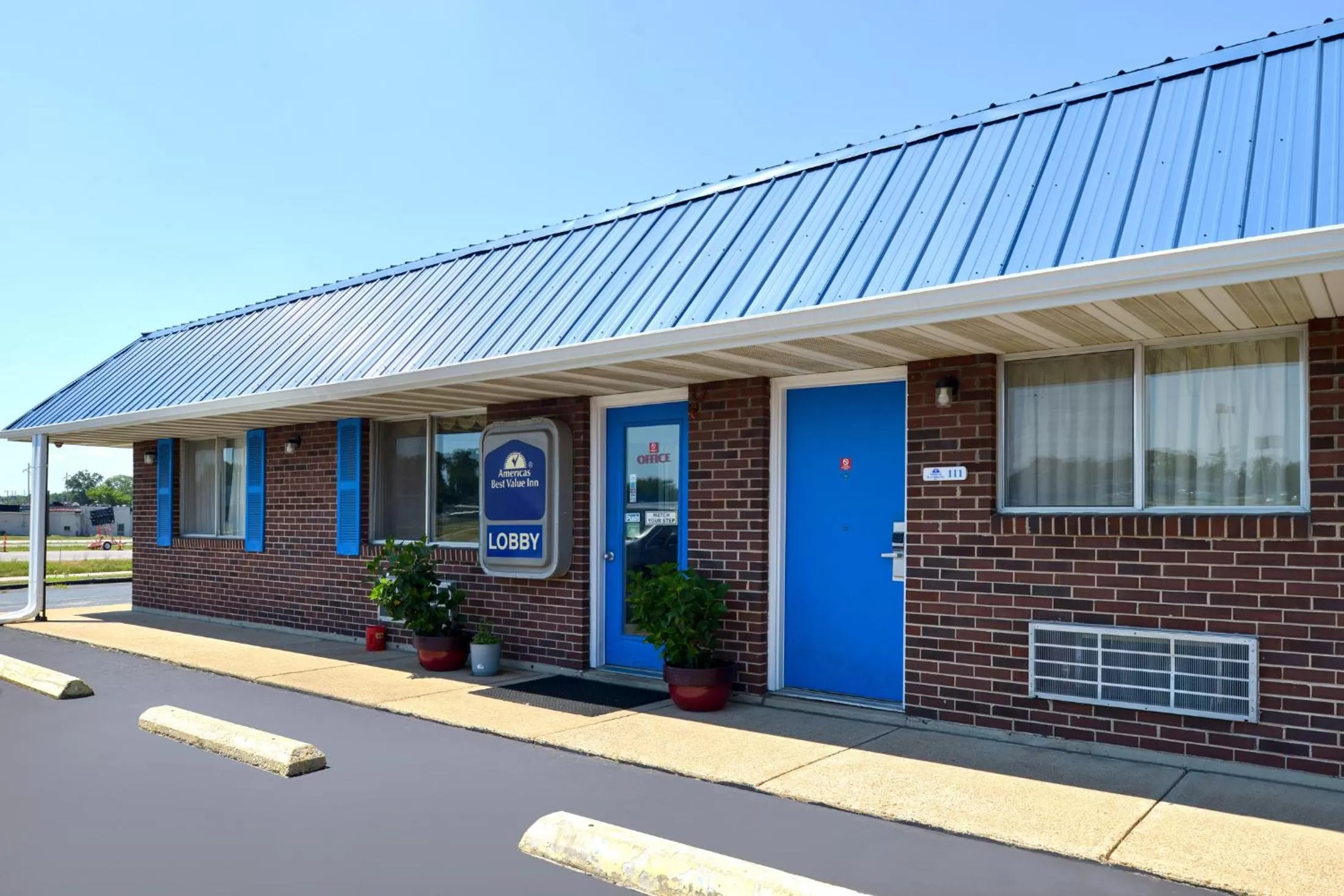 Property building in Americas Best Value Inn Sullivan