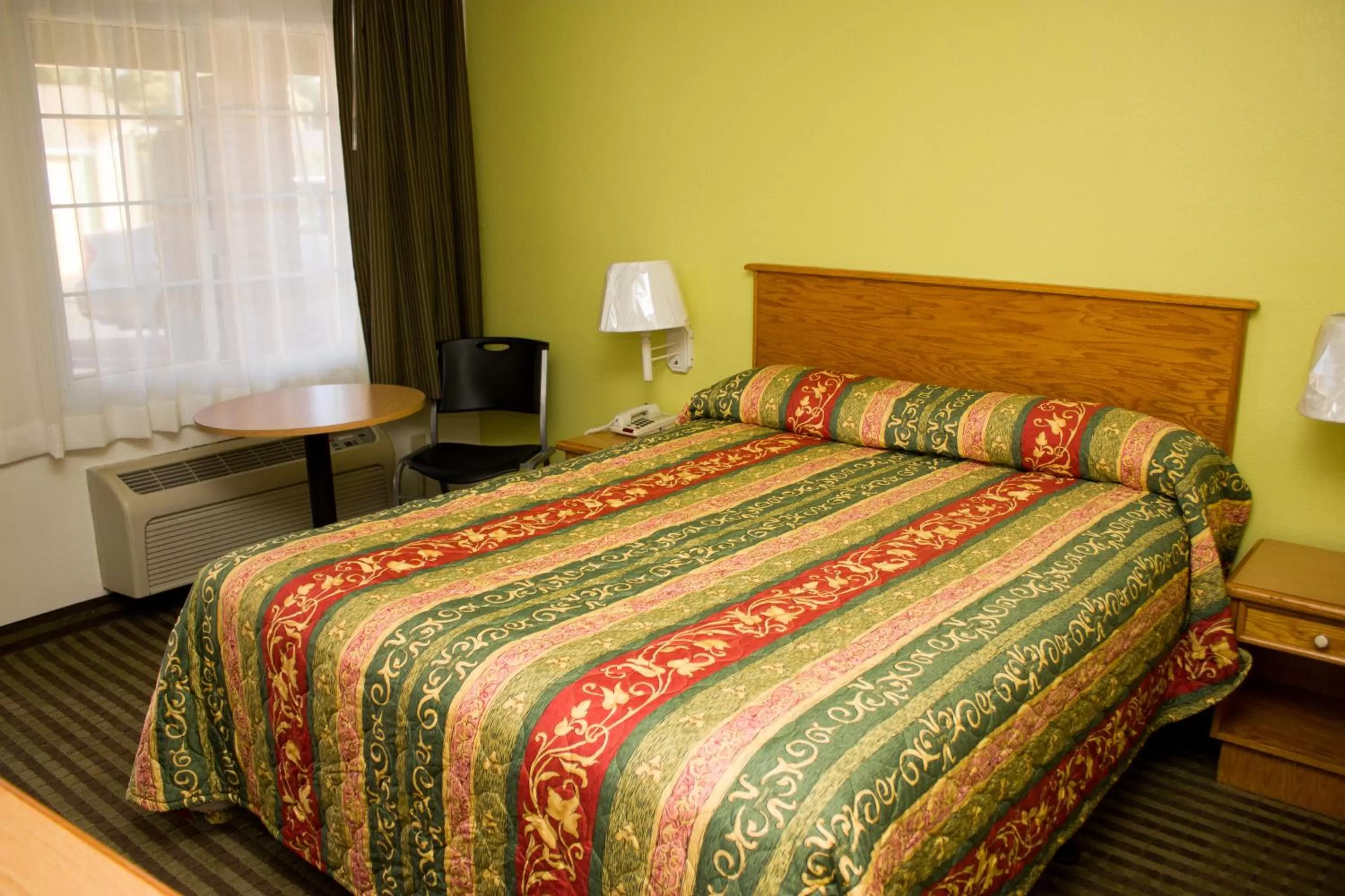 Bed in King's Rest Motel