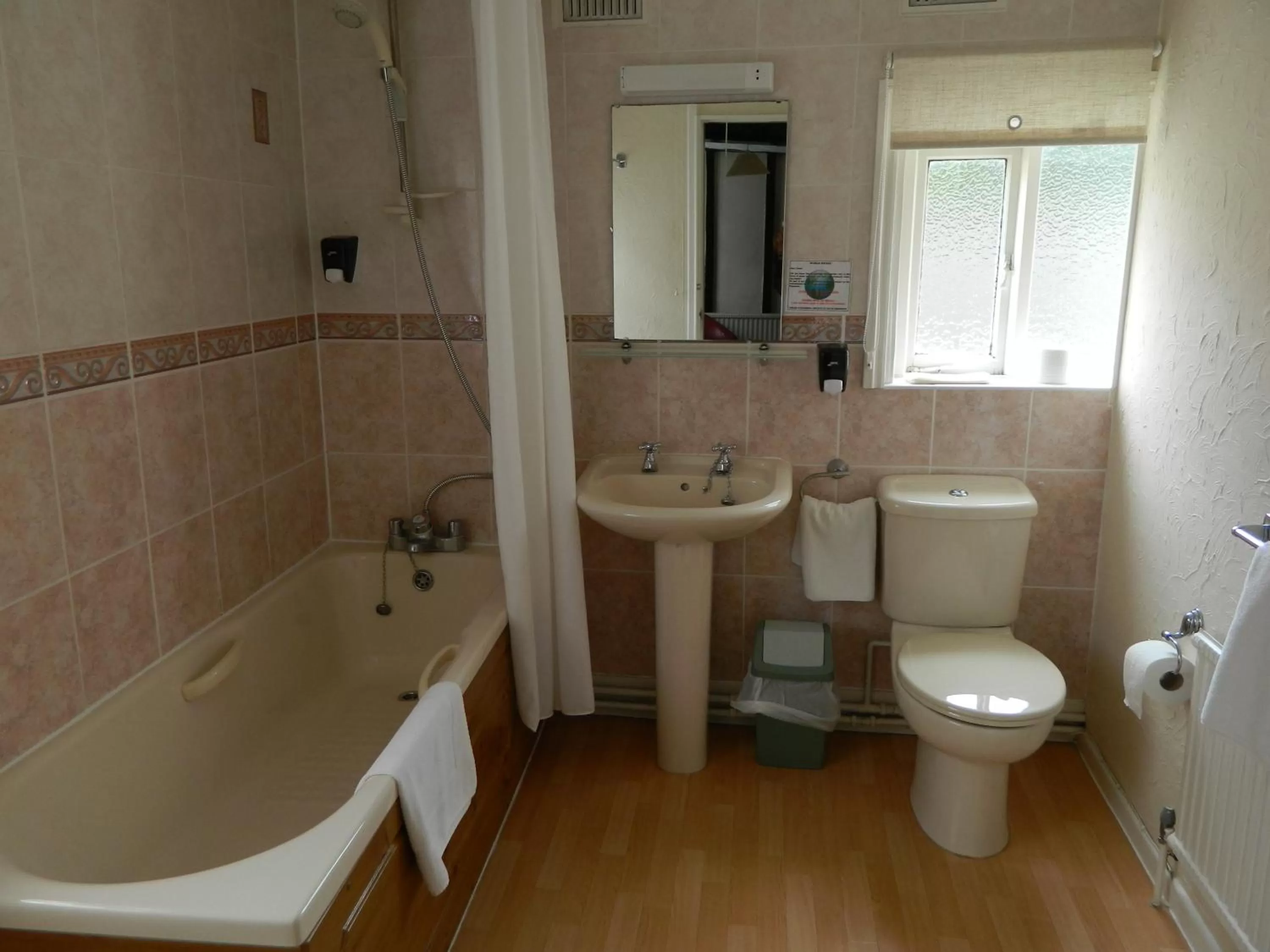 Bathroom in The Cedars Hotel