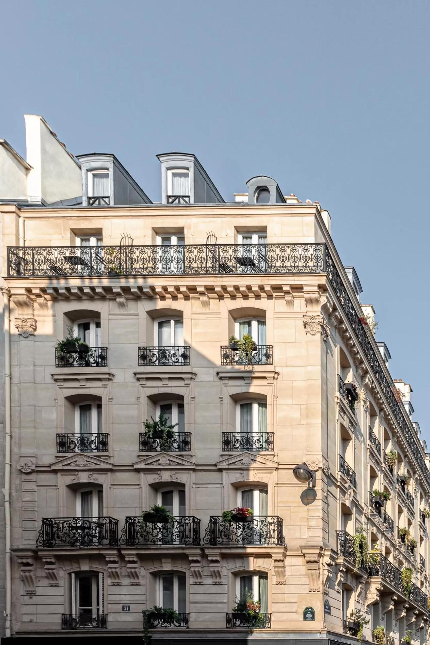 Property building in Grand Pigalle Experimental