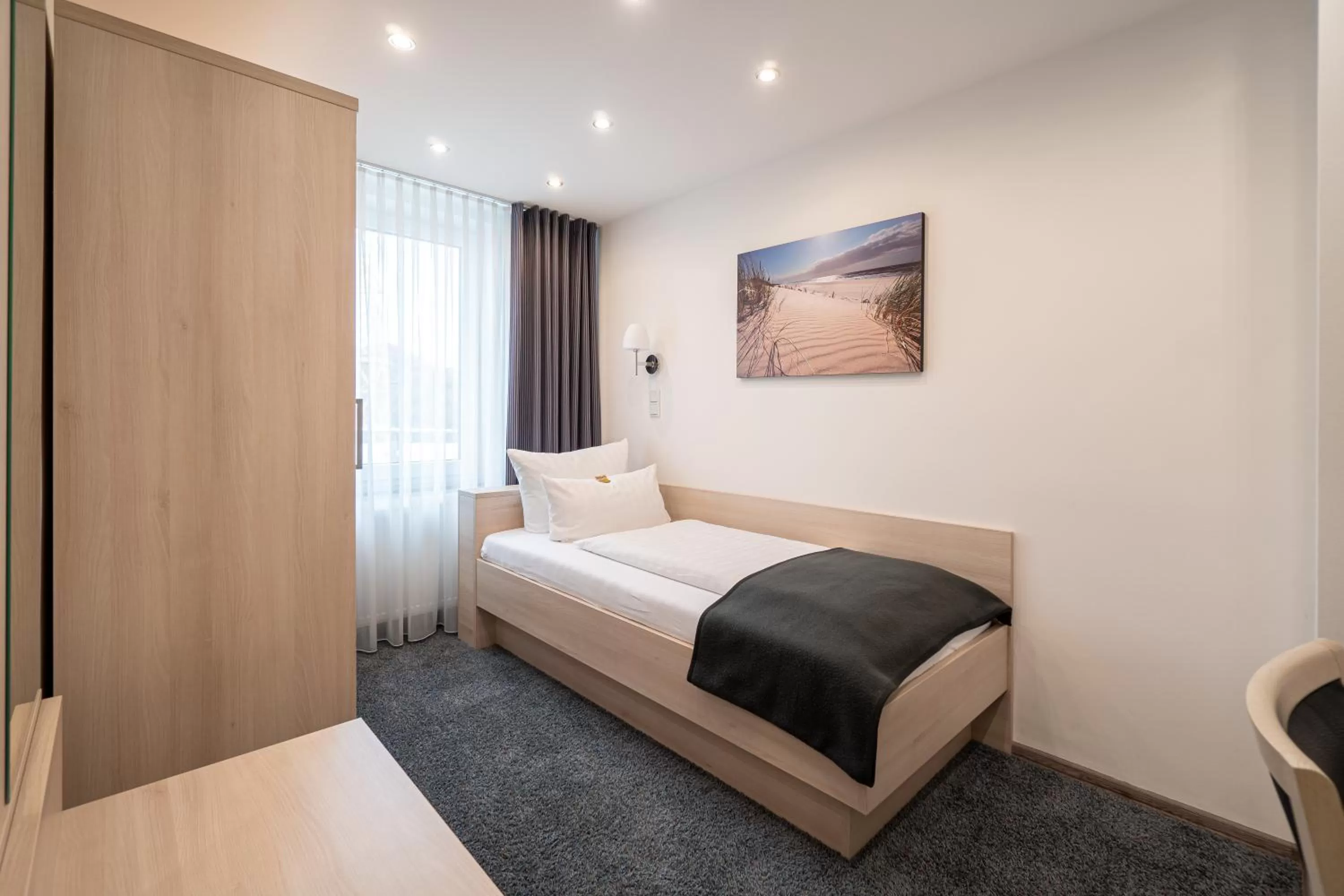 Photo of the whole room, Bed in Hotel Deutscher Hof