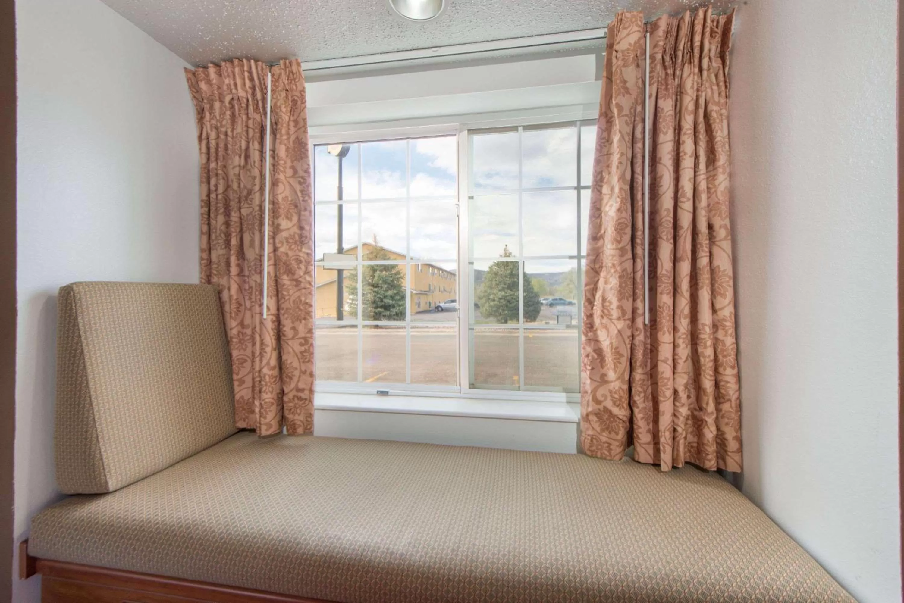 Photo of the whole room, Bed in Microtel Inn & Suites