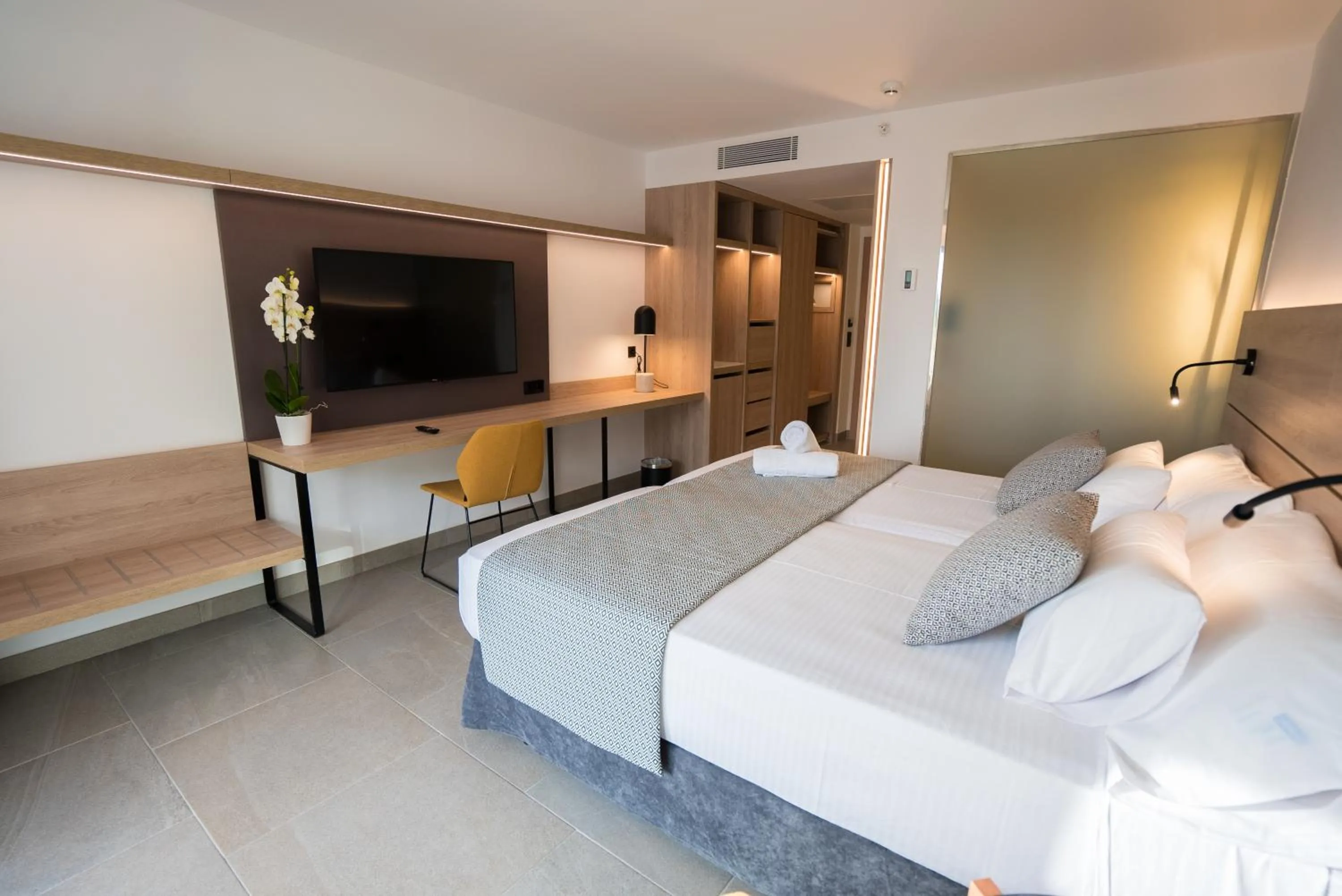 TV and multimedia, Bed in Hotel Morlans Suites - Adults Only