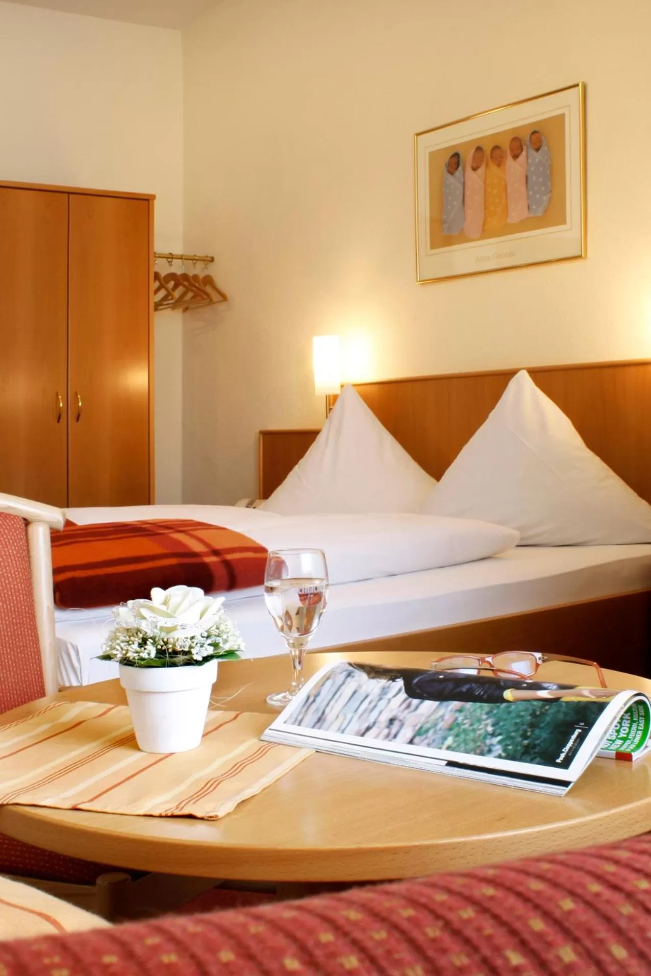 Photo of the whole room, Bed in Hotel Rose Heidelberg inklusive Frühstück, Saunanutzung und Parkplätze nach Verfügbarkeit