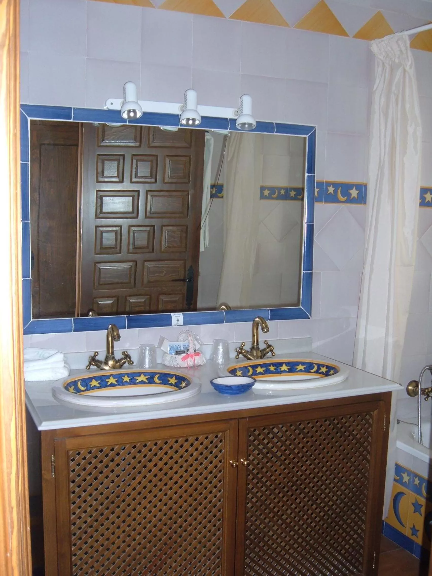 Shower in Hotel Rural Casares
