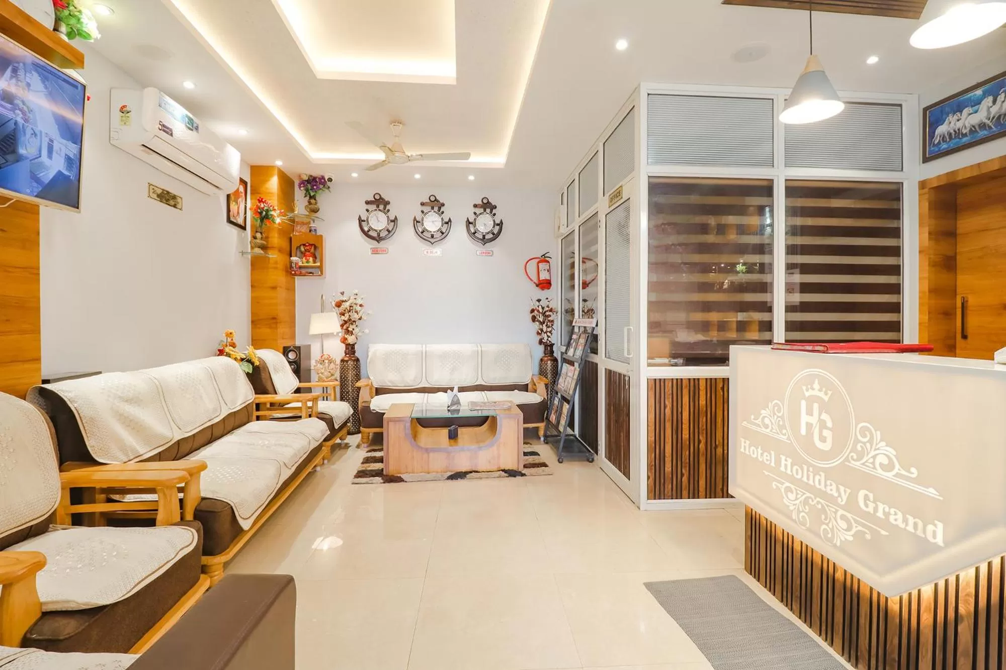 Lobby or reception in FabHotel Holiday Grand