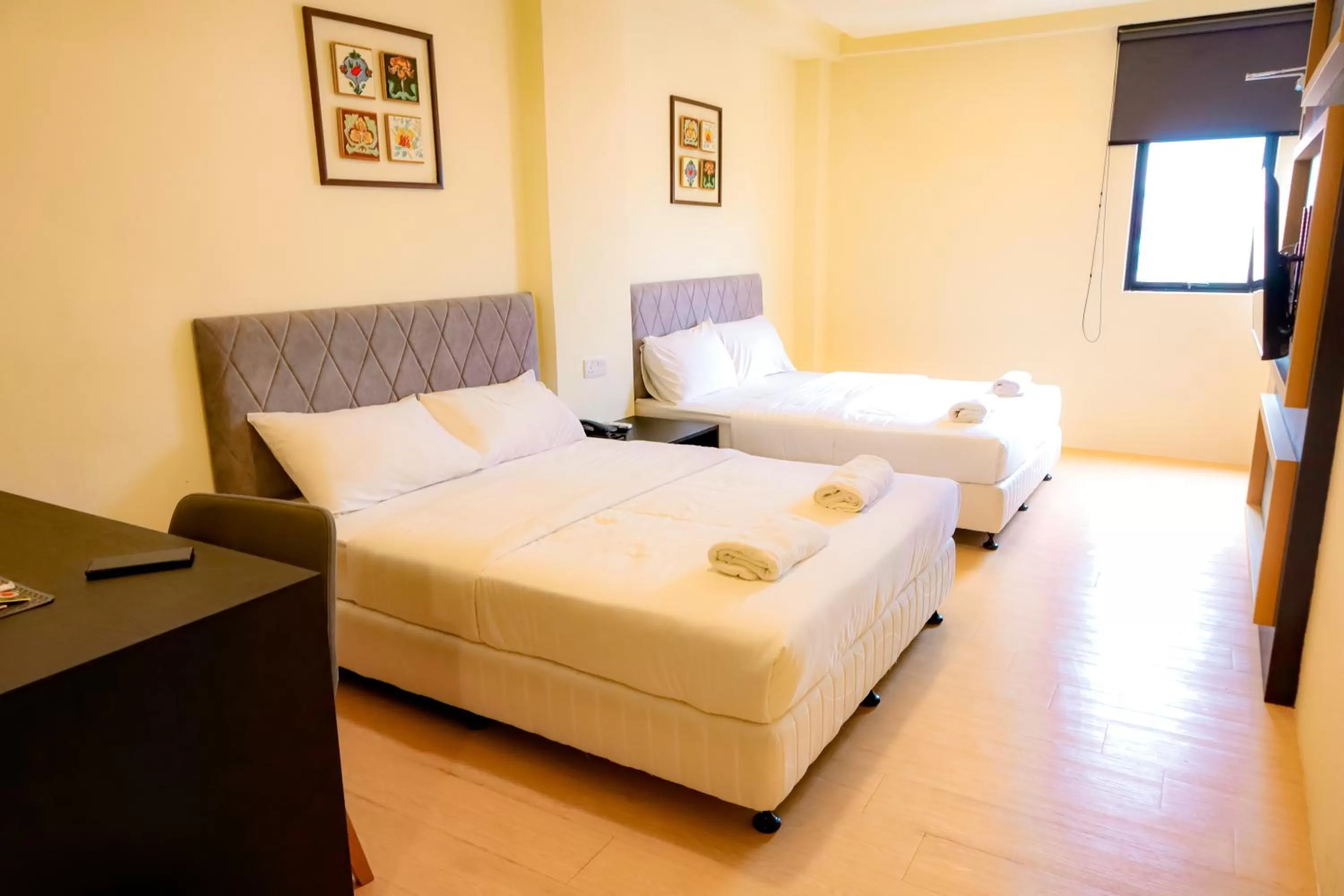 Bedroom, Bed in Bishop Hotel