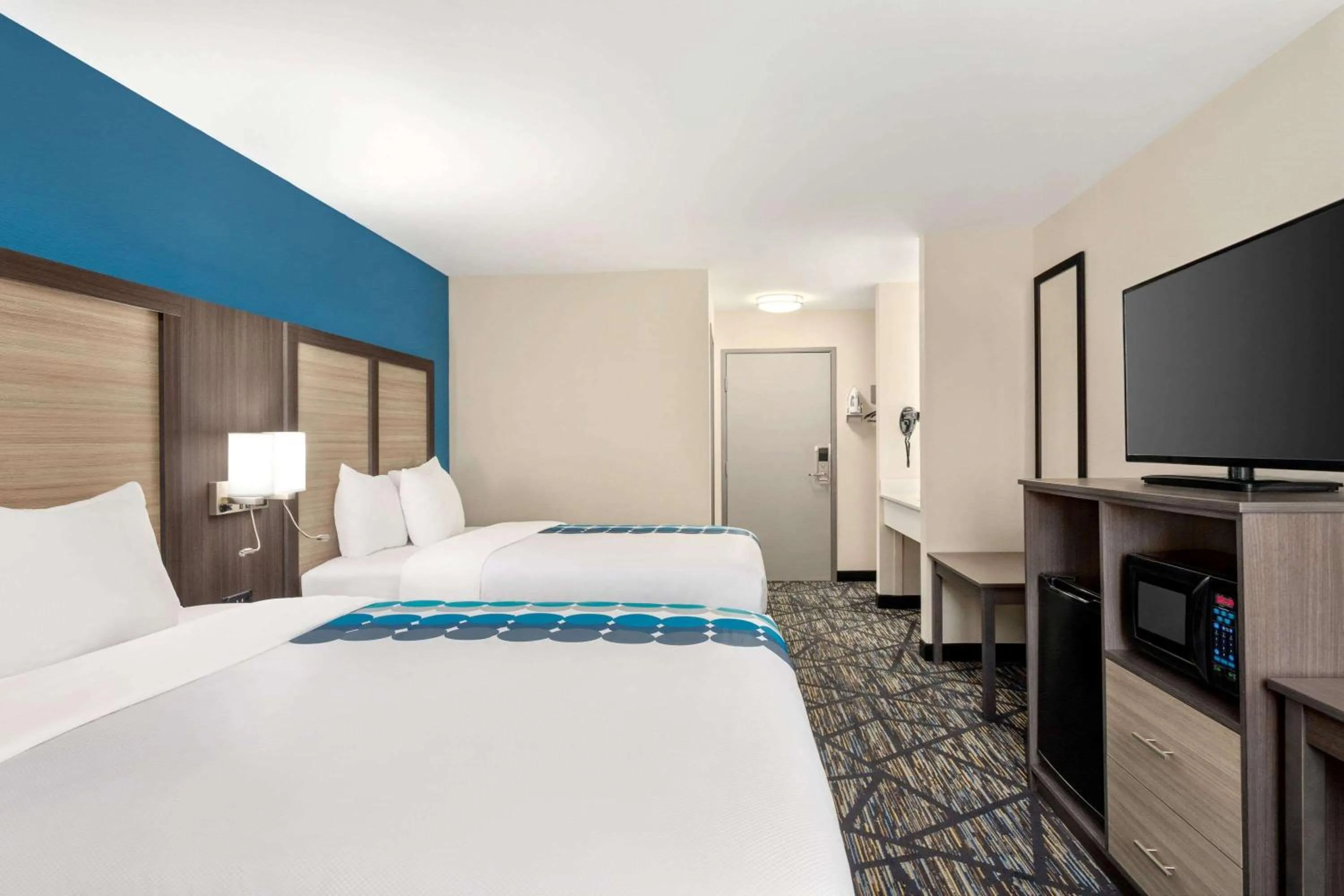 Photo of the whole room, Bed in Baymont by Wyndham Blackwell I-35