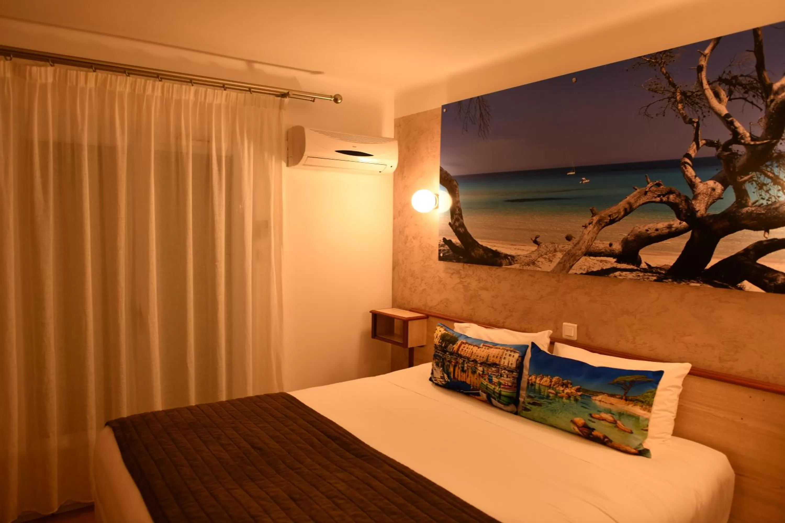 Bedroom, Bed in Hôtel Le Claridge