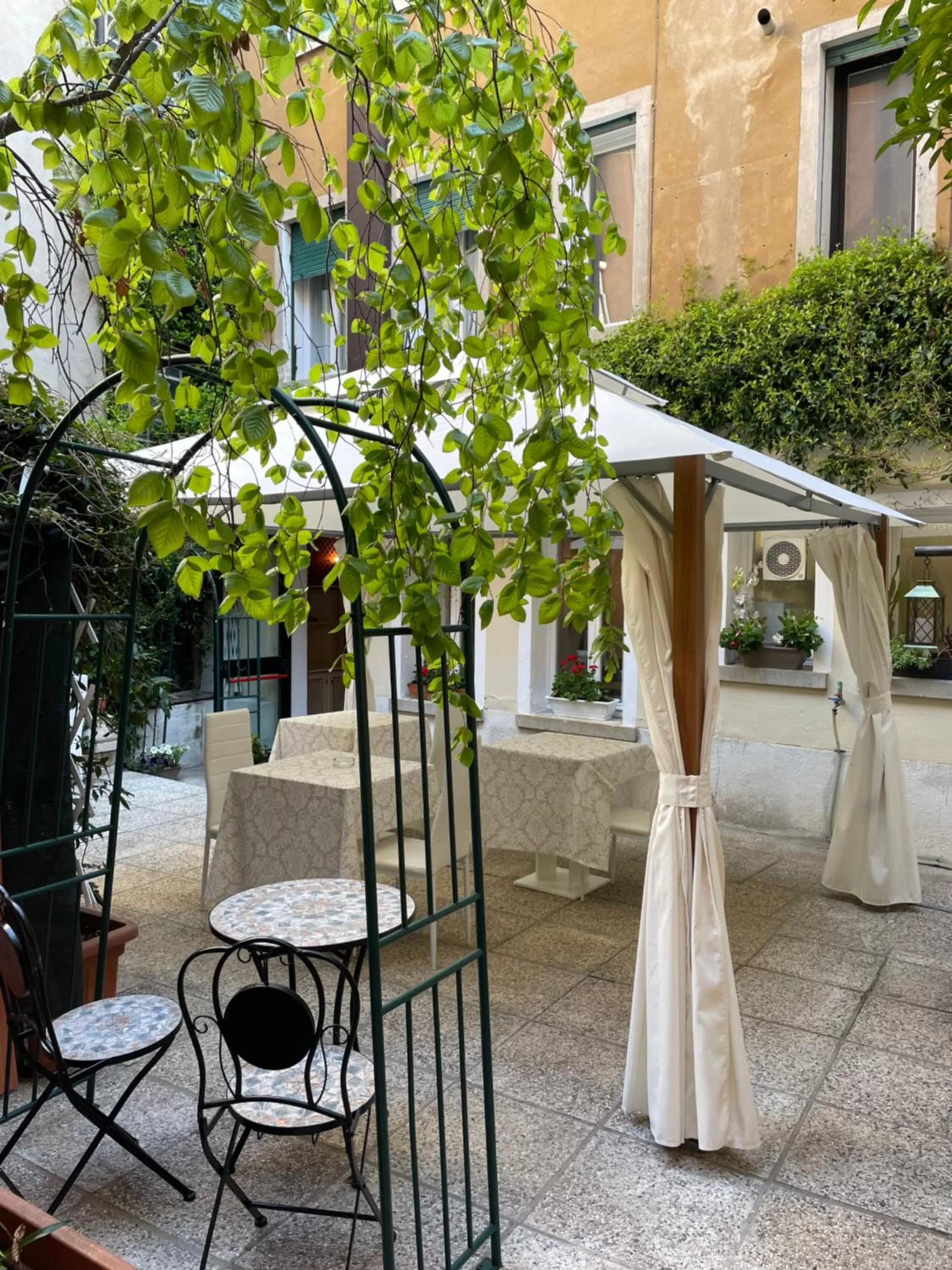 Patio in Hotel Apostoli Garden