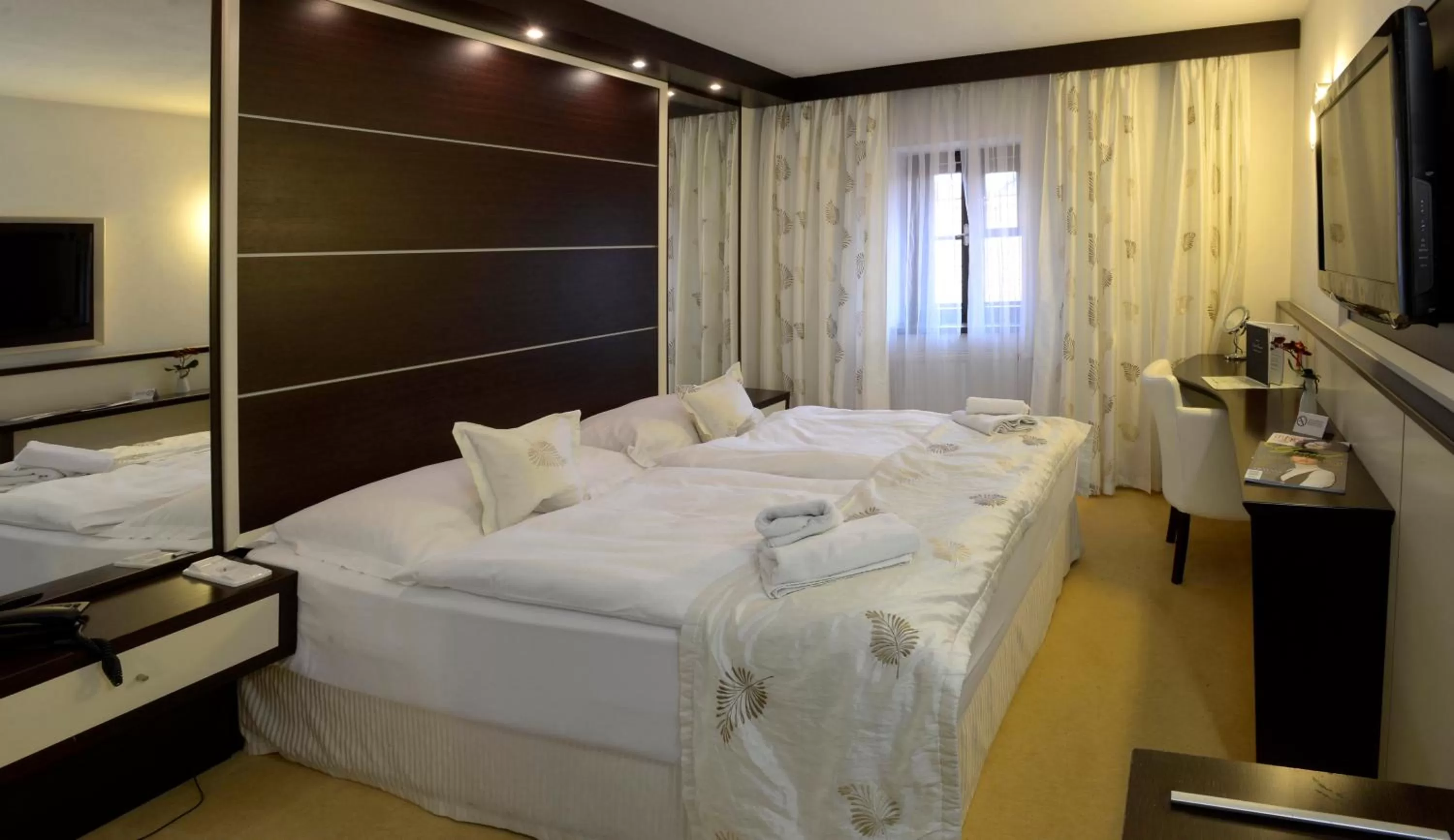 Living room, Bed in Hotel Grand