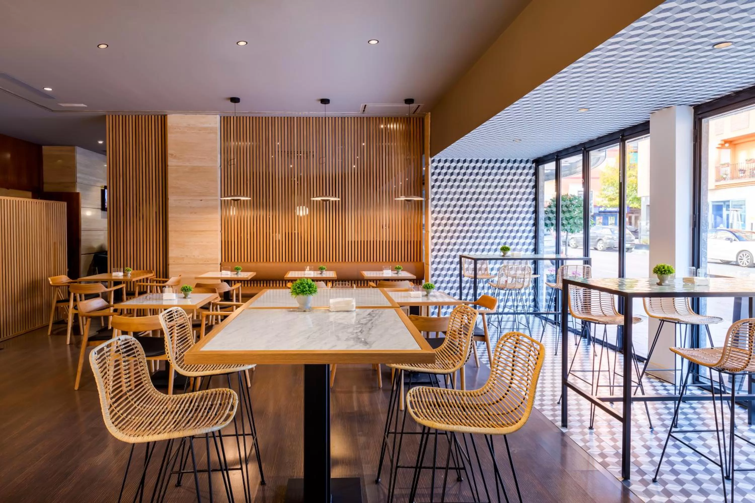 Restaurant/places to eat in Occidental Granada