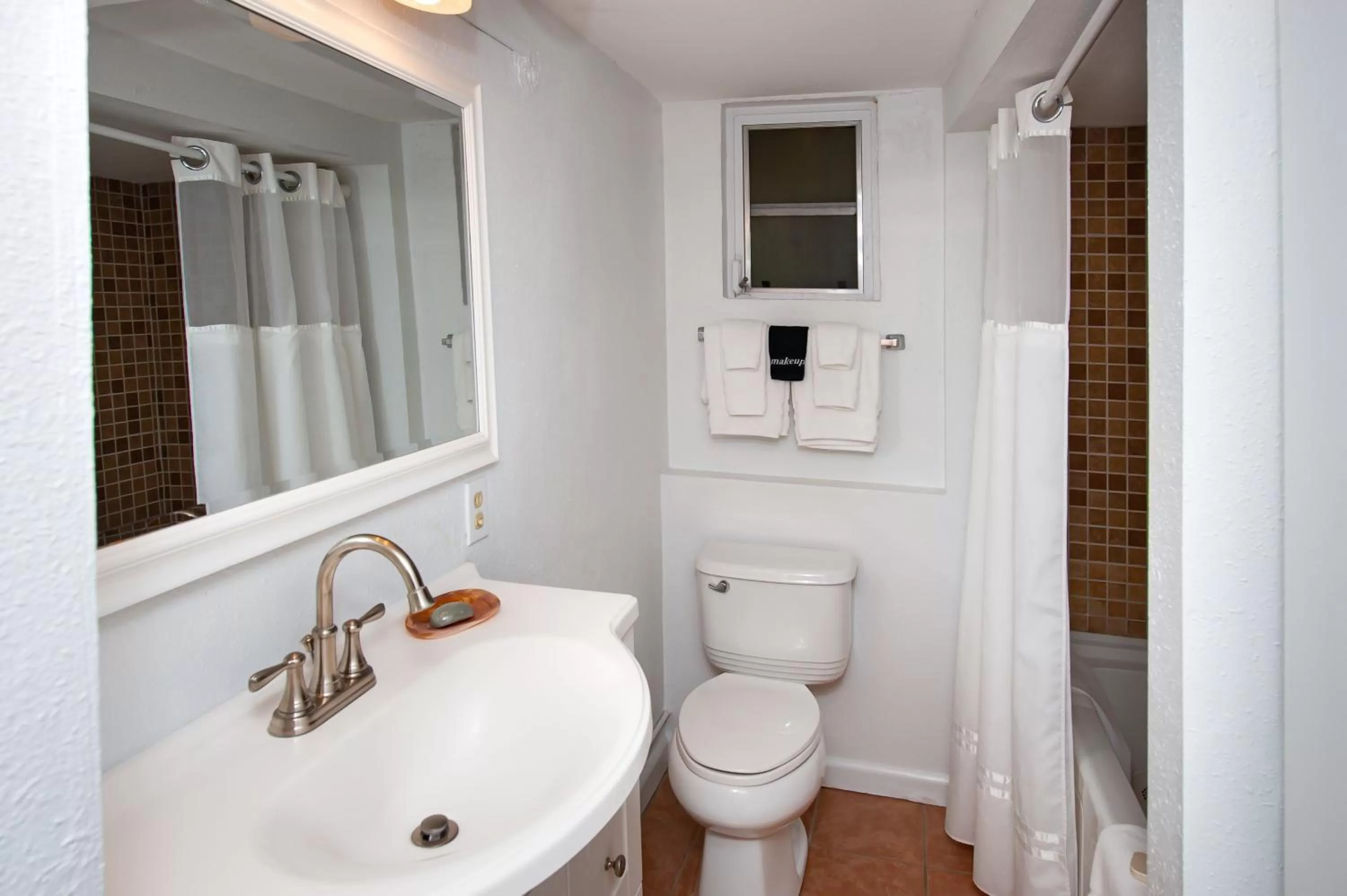 Toilet in Cedar Cove Resort & Cottages