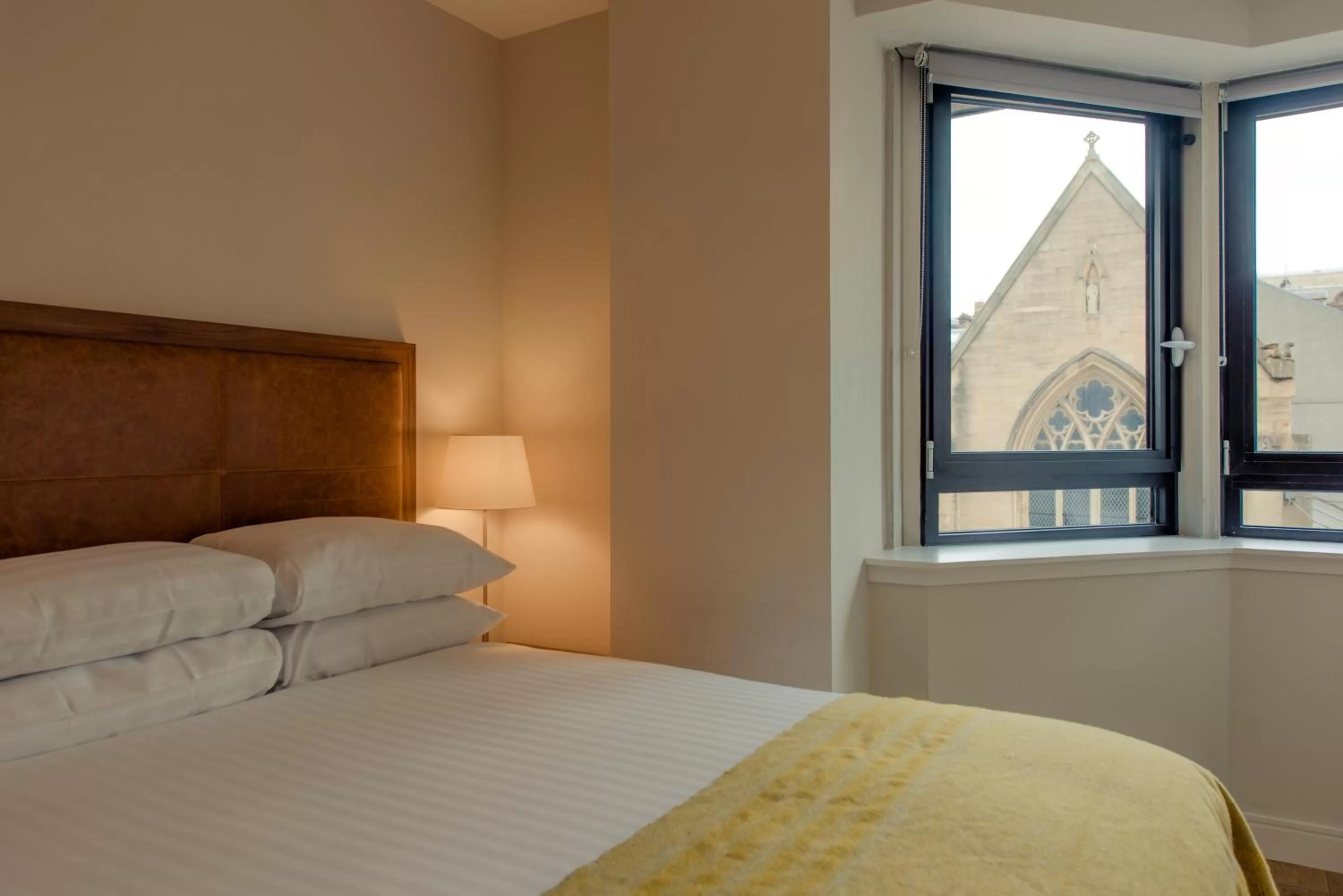 Bed in PREMIER SUITES PLUS Glasgow Bath Street