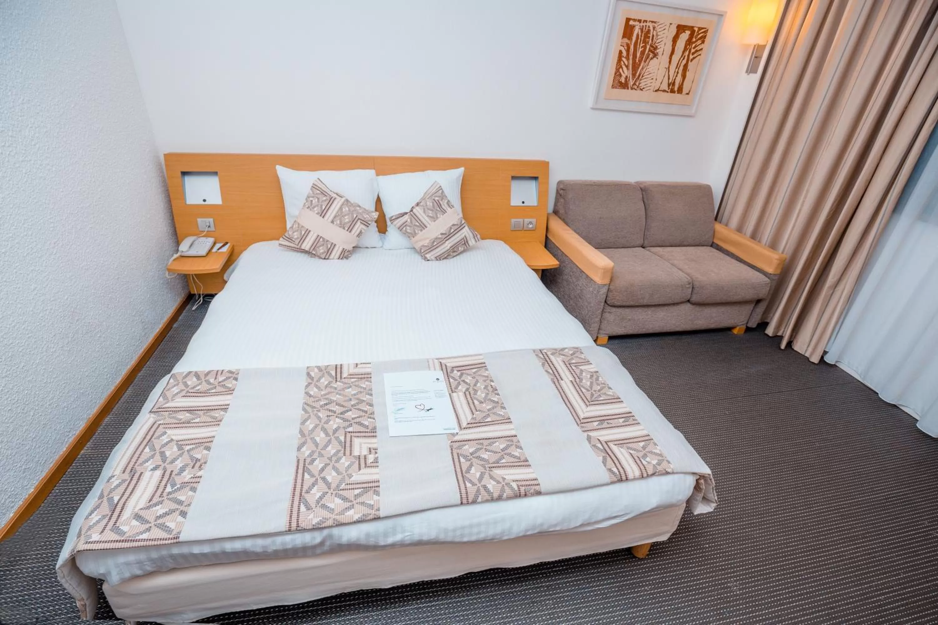 Bathroom, Bed in Accra City Hotel