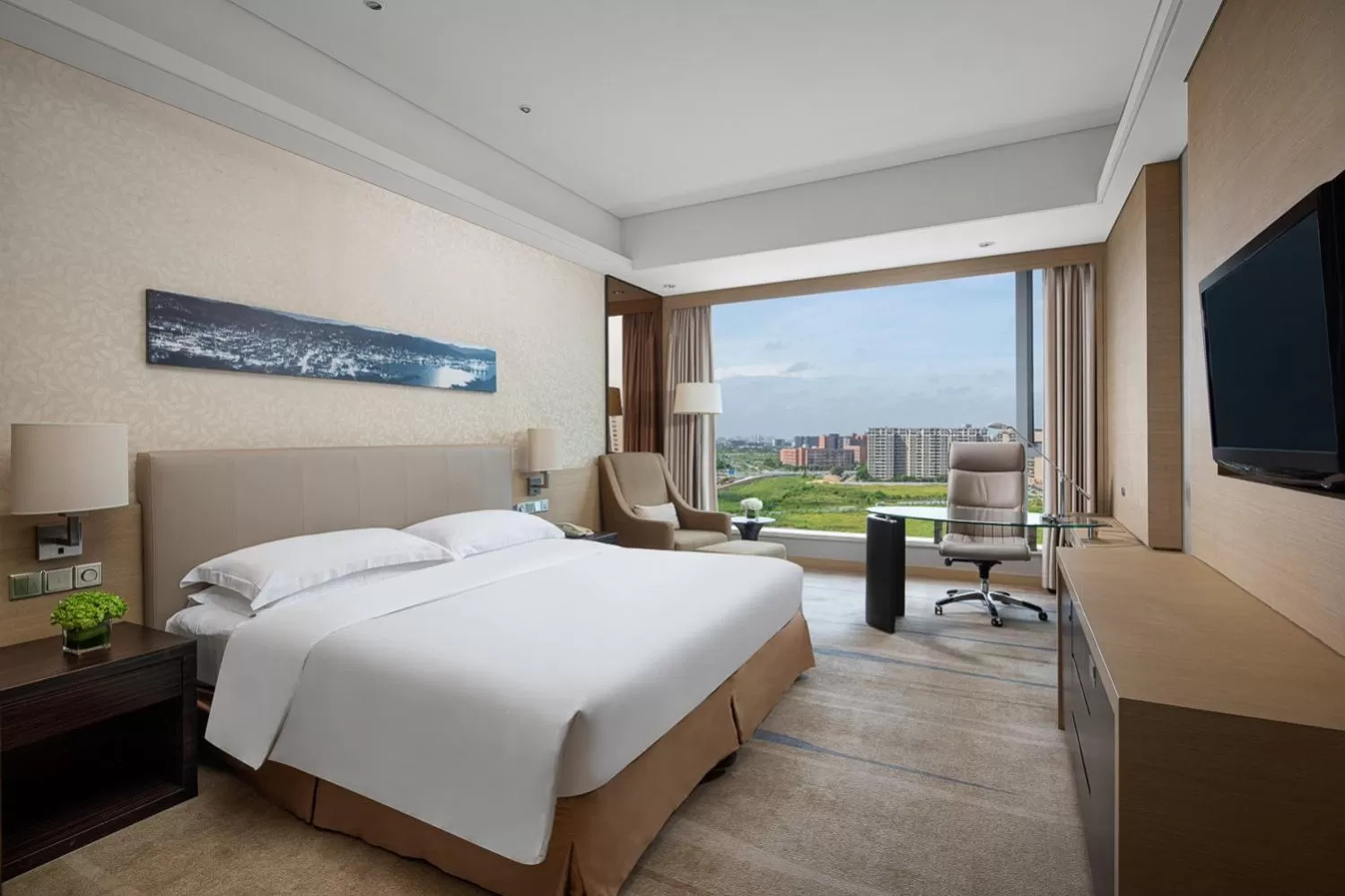 Photo of the whole room, Bed in Crowne Plaza Guangzhou Huadu by IHG