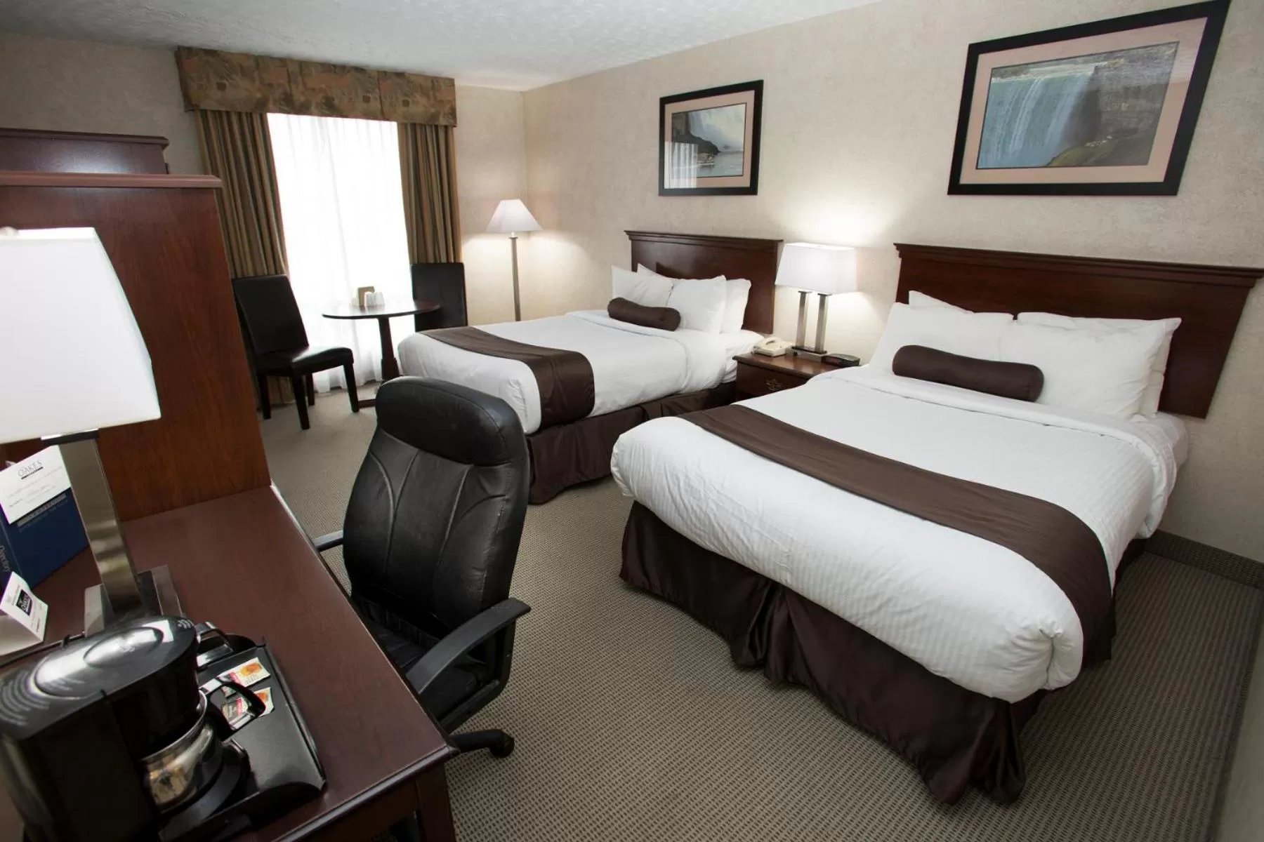 Photo of the whole room, Bed in The Oakes Hotel Overlooking the Falls