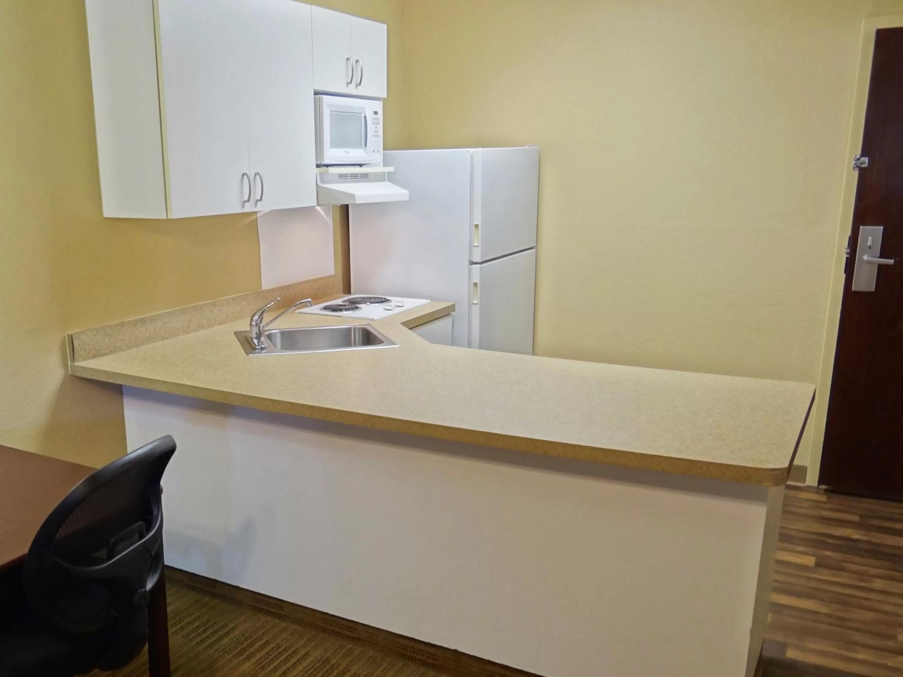 Kitchen or kitchenette in Extended Stay America Select Suites - Milwaukee - Waukesha