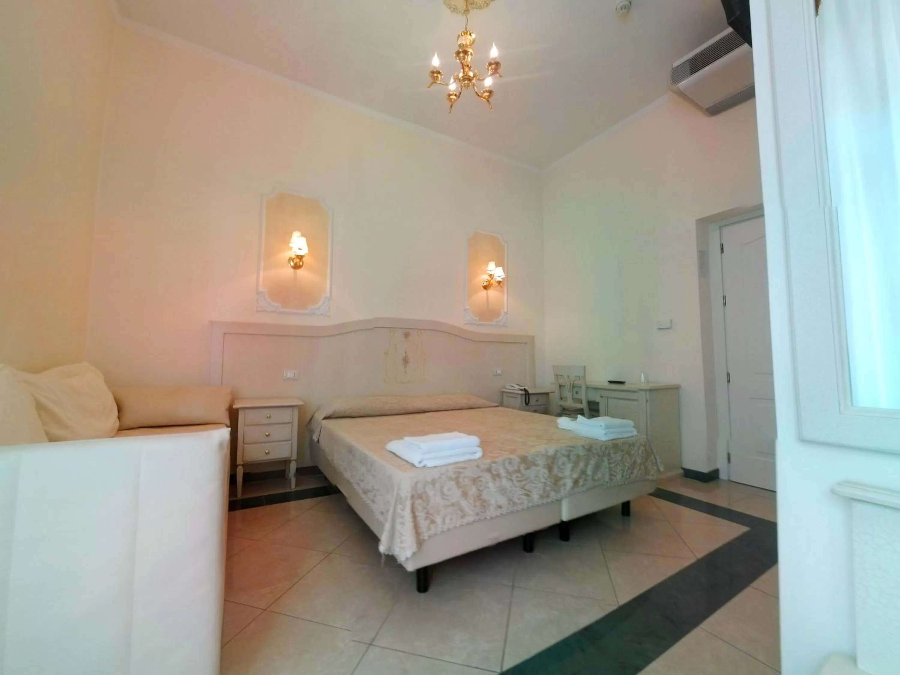 Bed in Cambridge Hotel