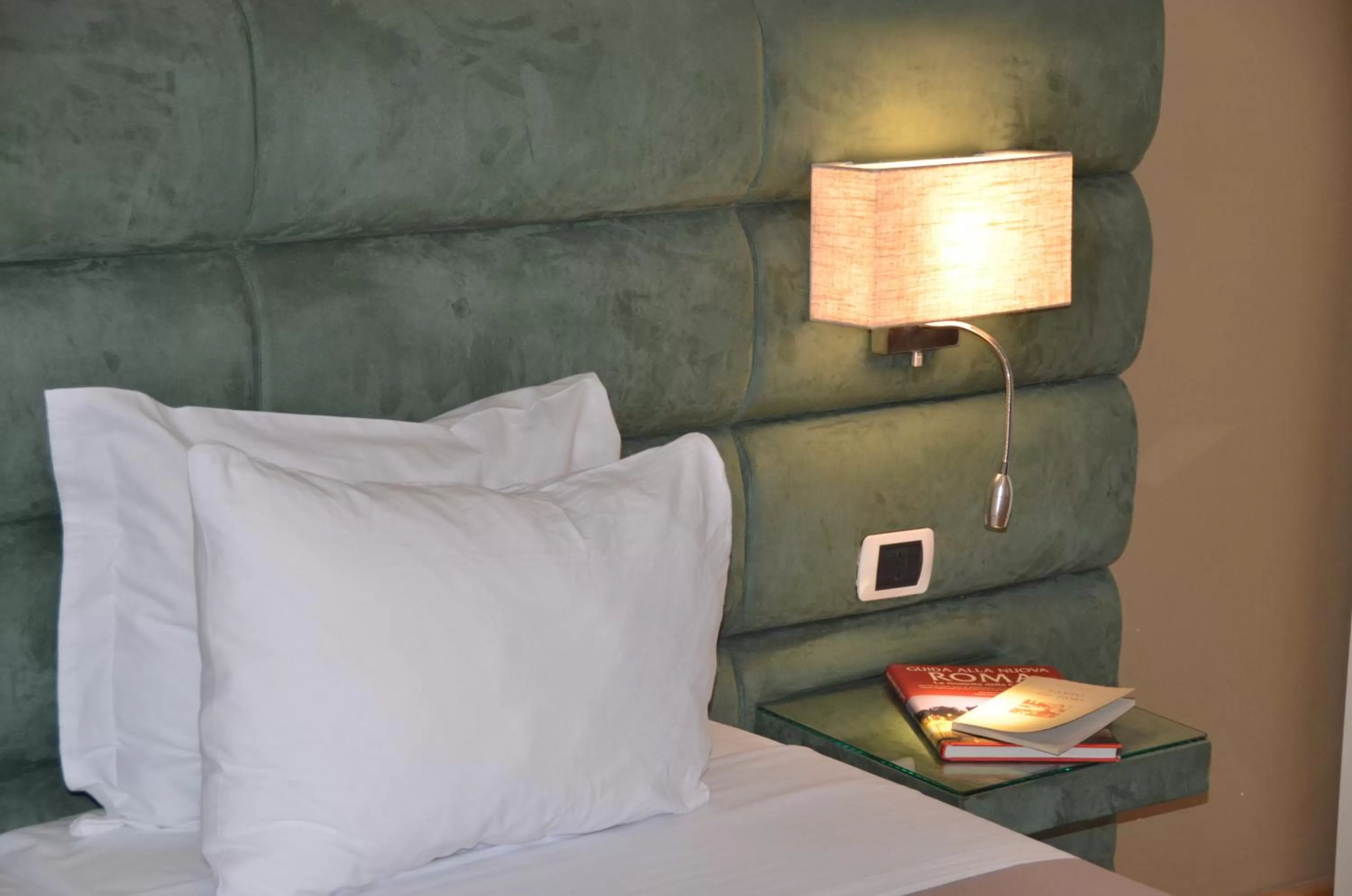 hair dresser, Bed in Sweet Home Parioli