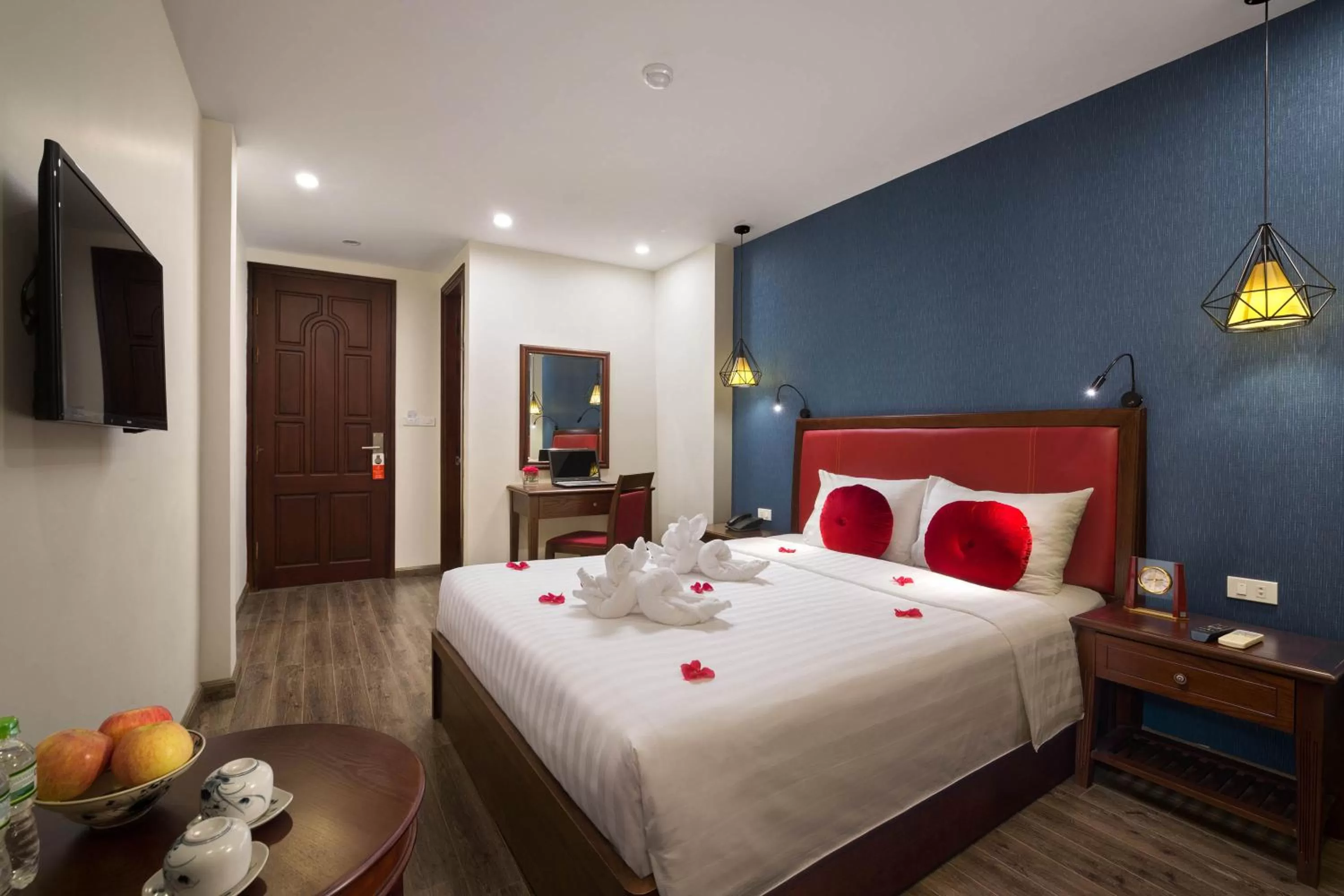 Bedroom, Bed in Holiday Emerald Hotel