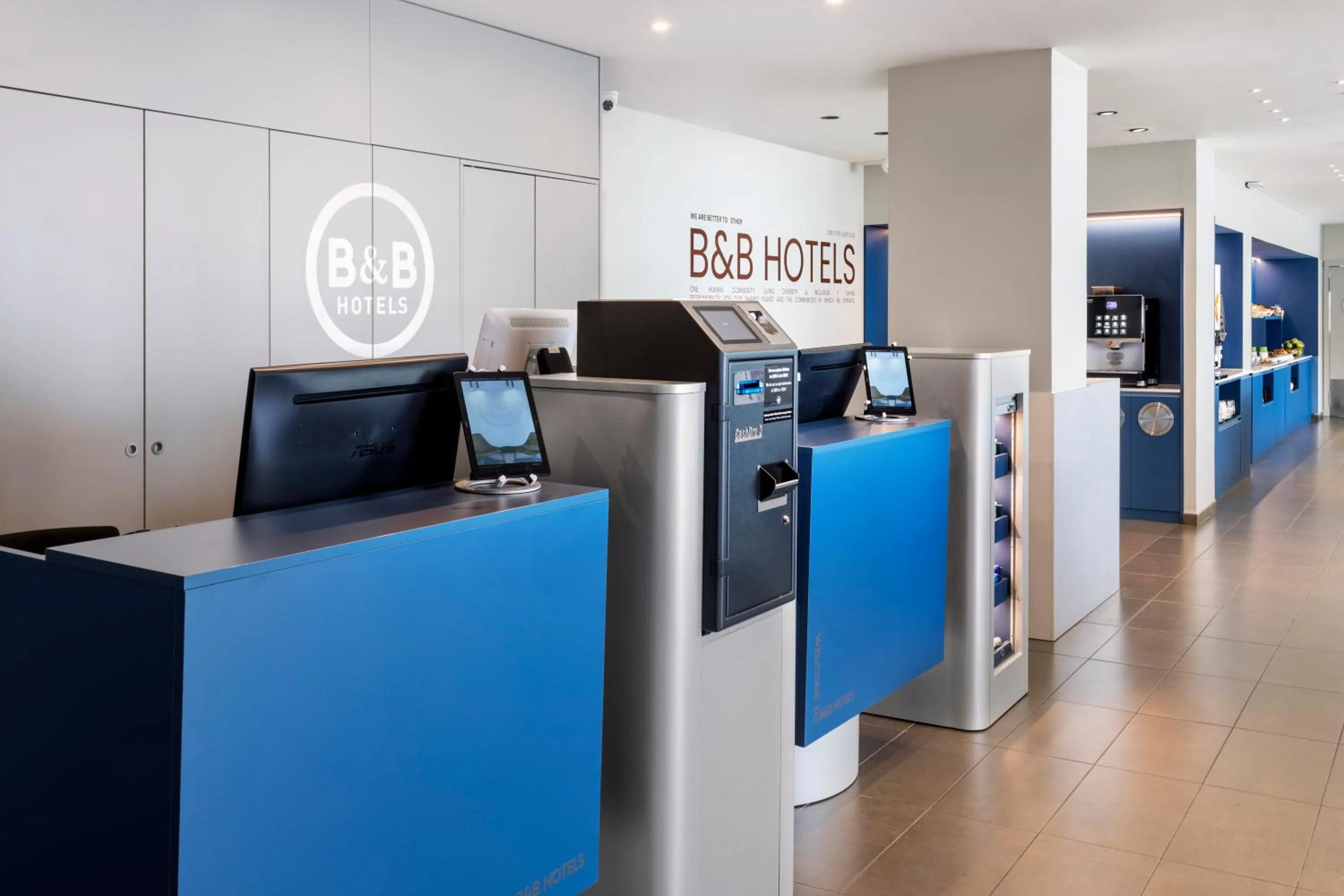 Lobby or reception in B&B HOTEL Madrid Aeropuerto T1 T2 T3