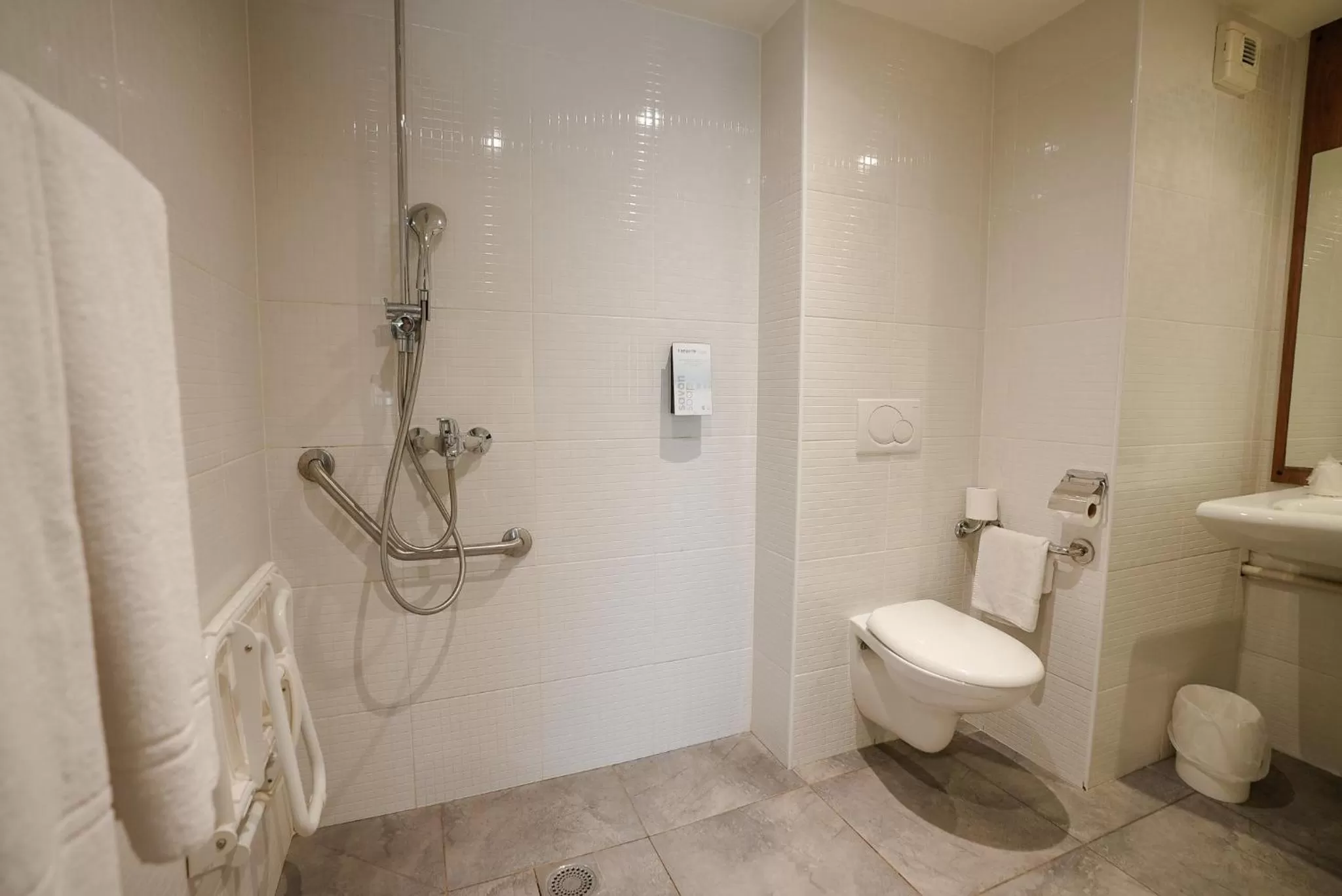 Bathroom in Campanile Paris CDG Airport Villepinte