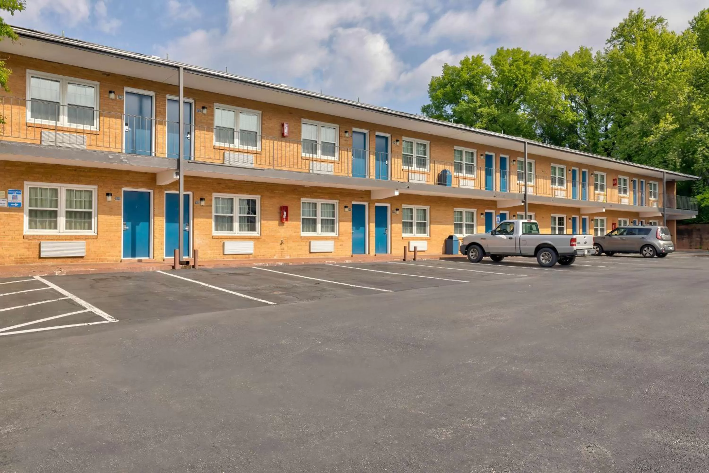Property building in Motel 6-Falls Church, VA - Arlington Boulevard