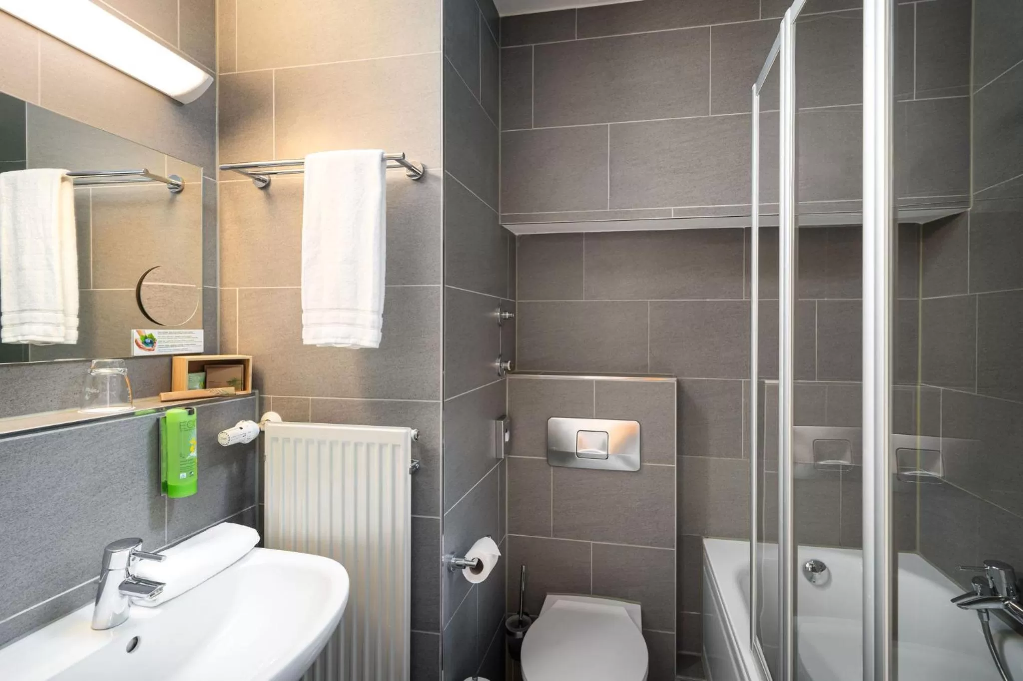 Bathroom in mainhaus Stadthotel Frankfurt