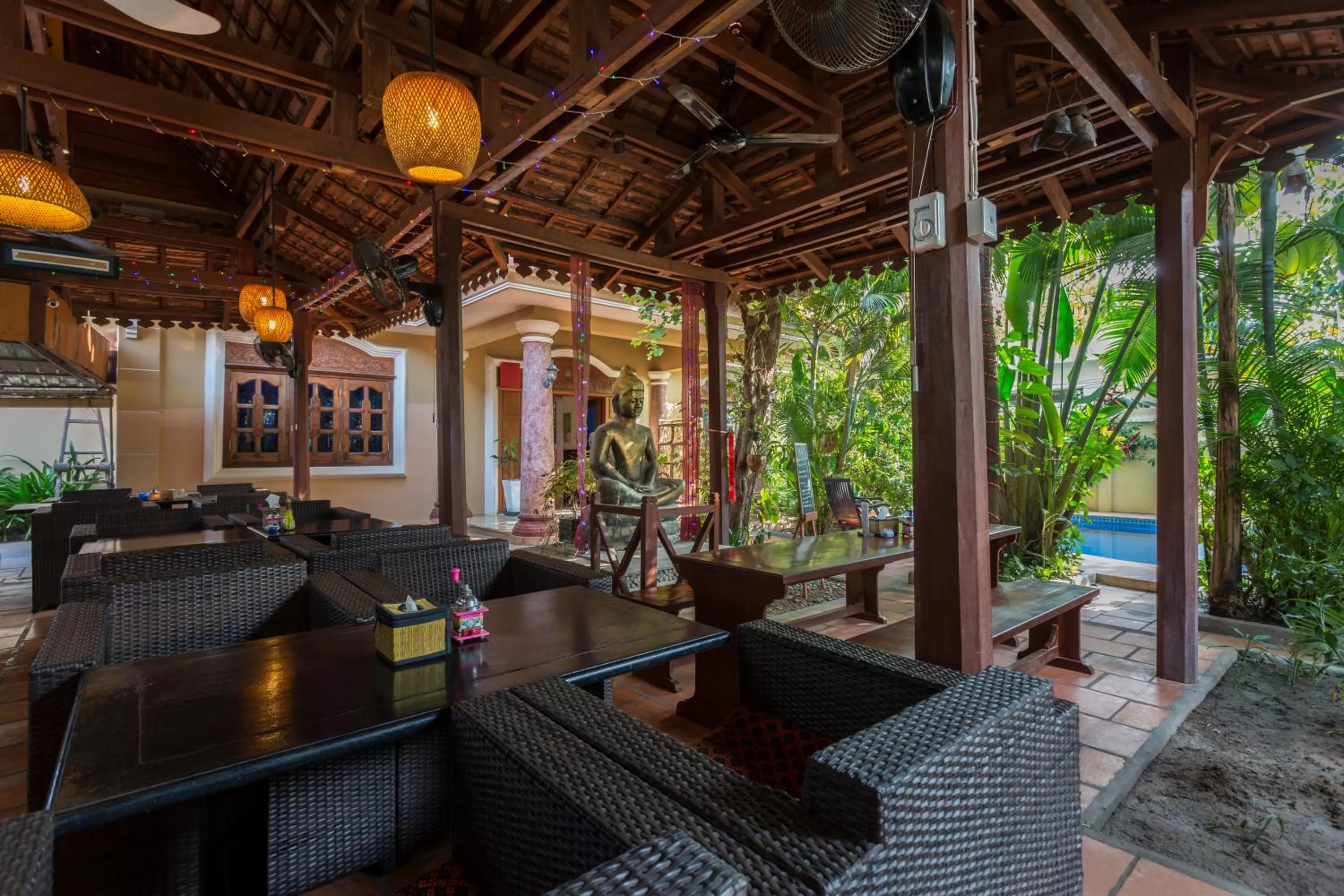 Restaurant/places to eat in Le Tigre Villa