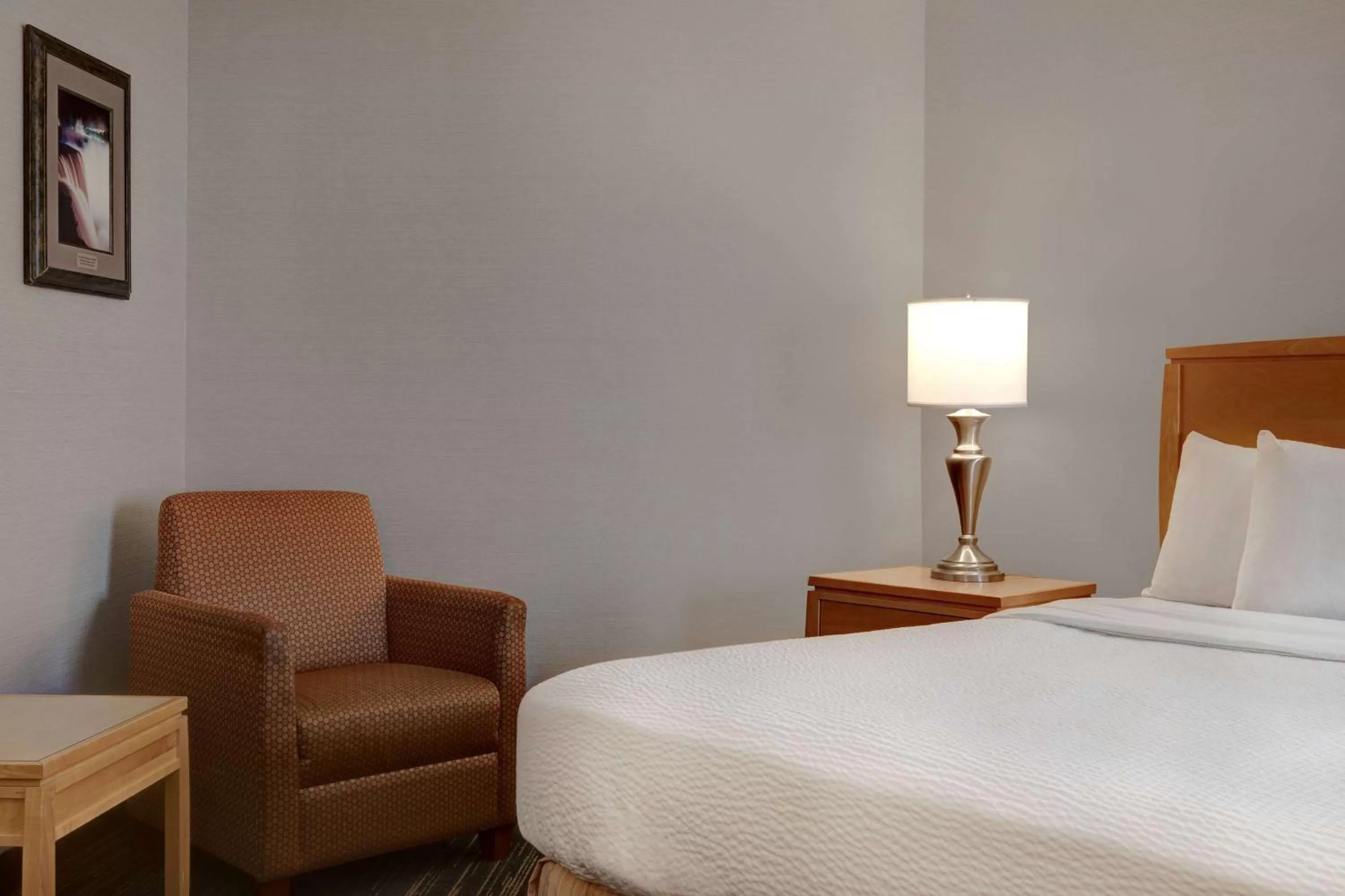 Photo of the whole room, Bed in Days Inn by Wyndham Niagara Falls Near The Falls