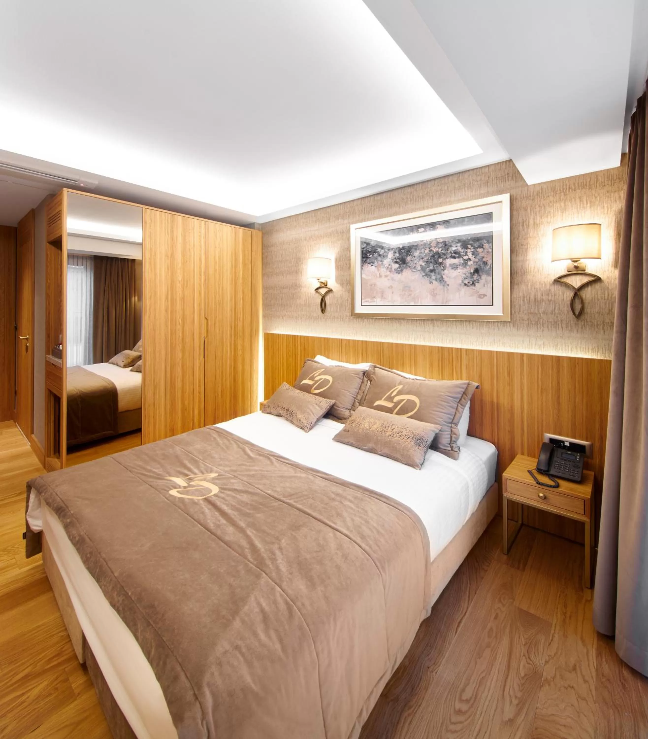 Photo of the whole room, Bed in Lady Diana Hotel