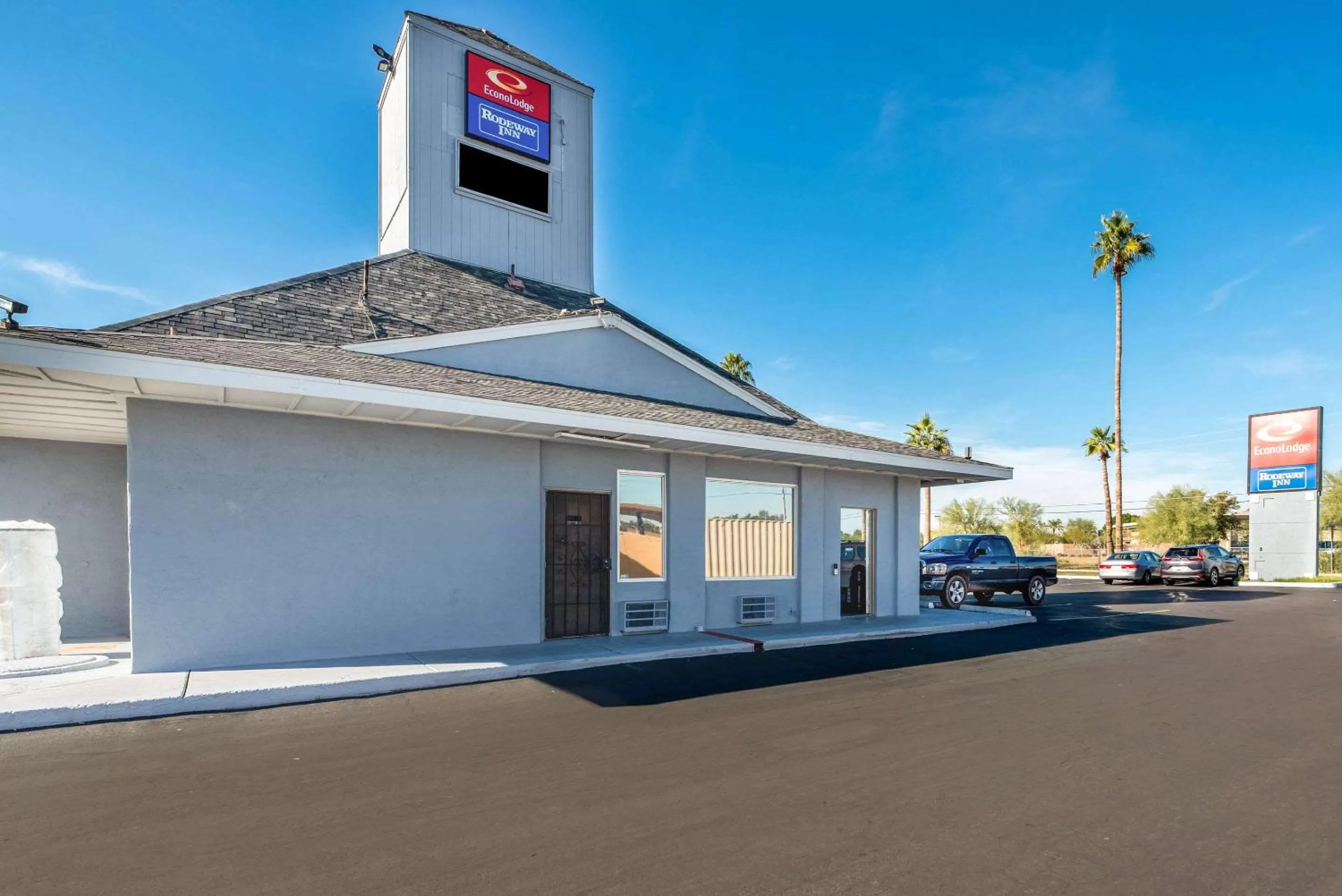 Property building in Rodeway Inn Phoenix North I-17