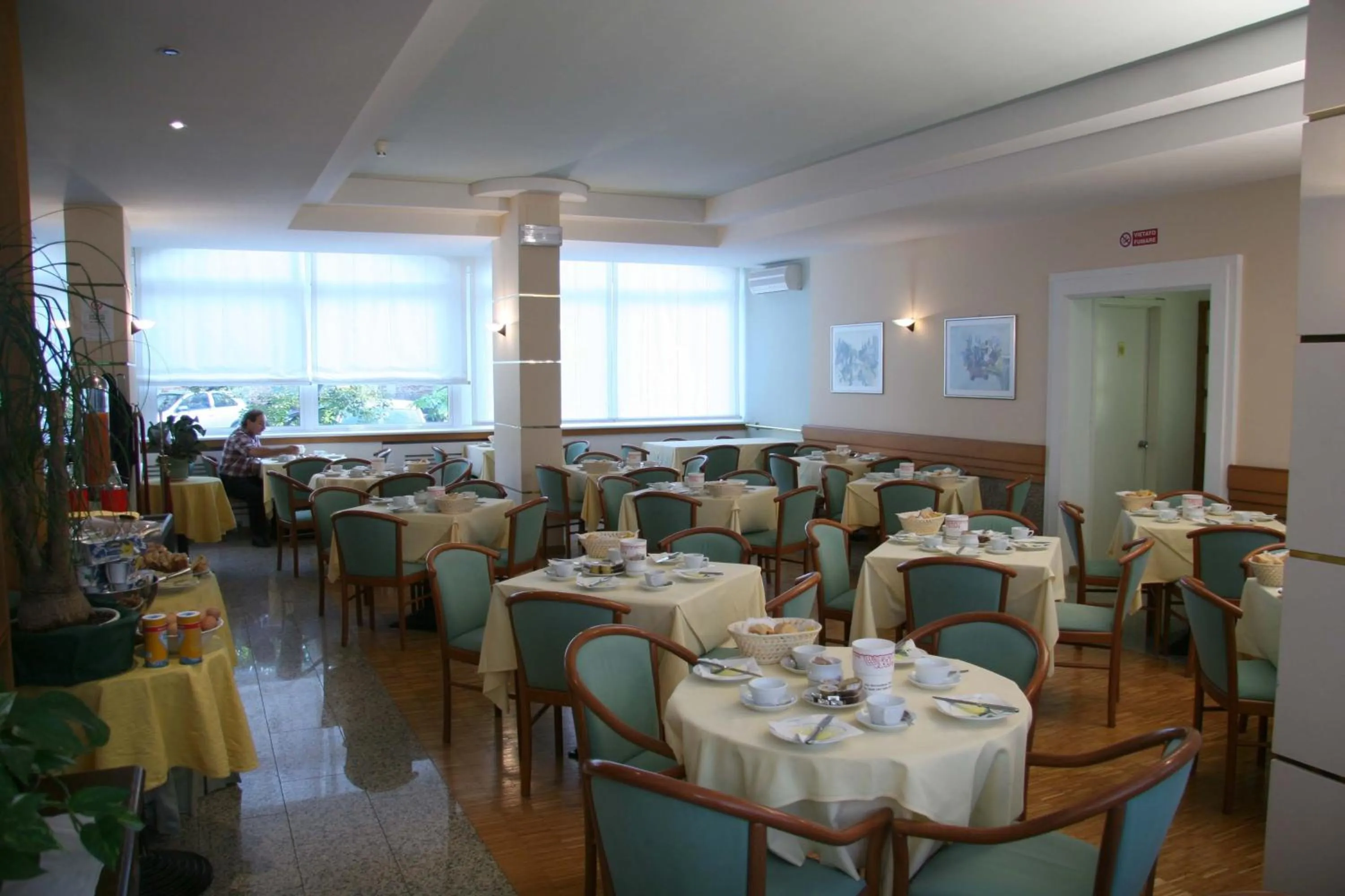 Restaurant/places to eat in Hotel Roma