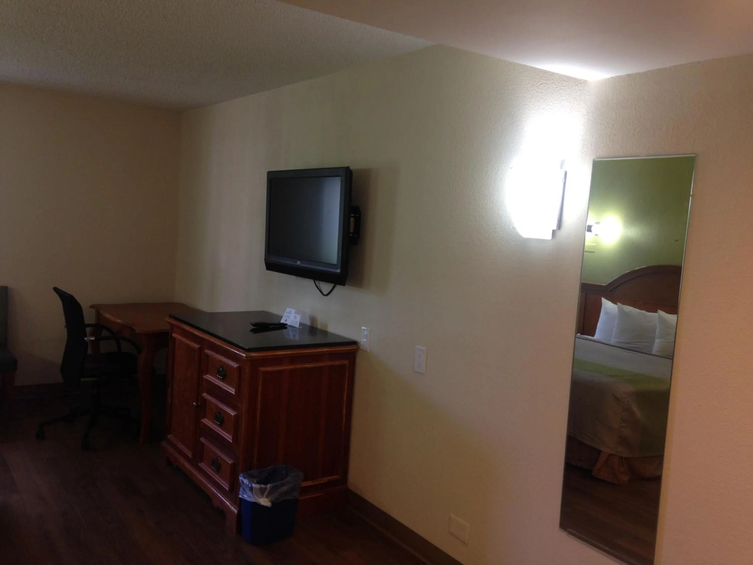 Decorative detail, Bed in Red Carpet Inn - New Brunswick