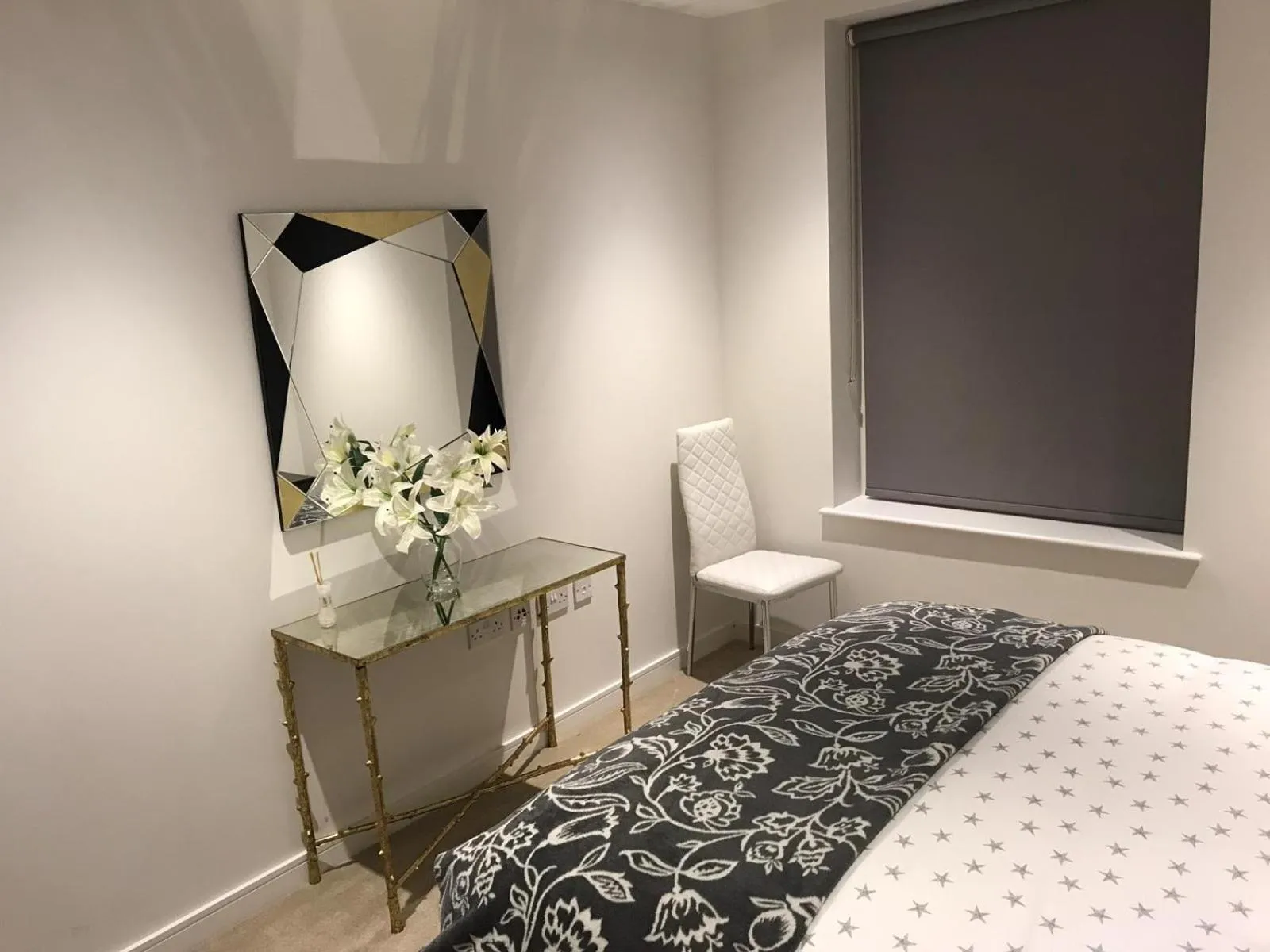 Other, Bed in Kew Bridge Apartments