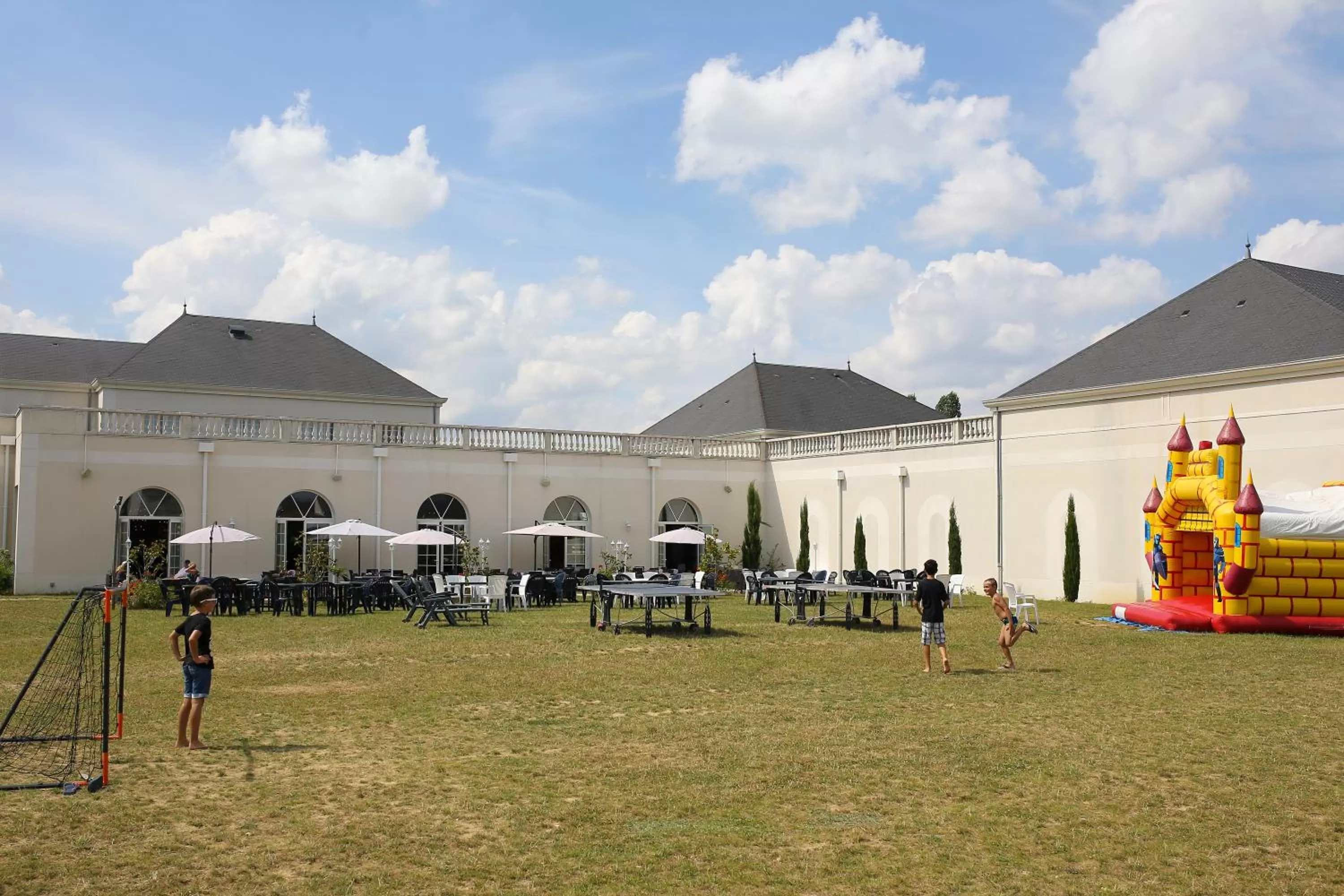 Patio in Résidence Villa Bellagio Amboise by Popinns