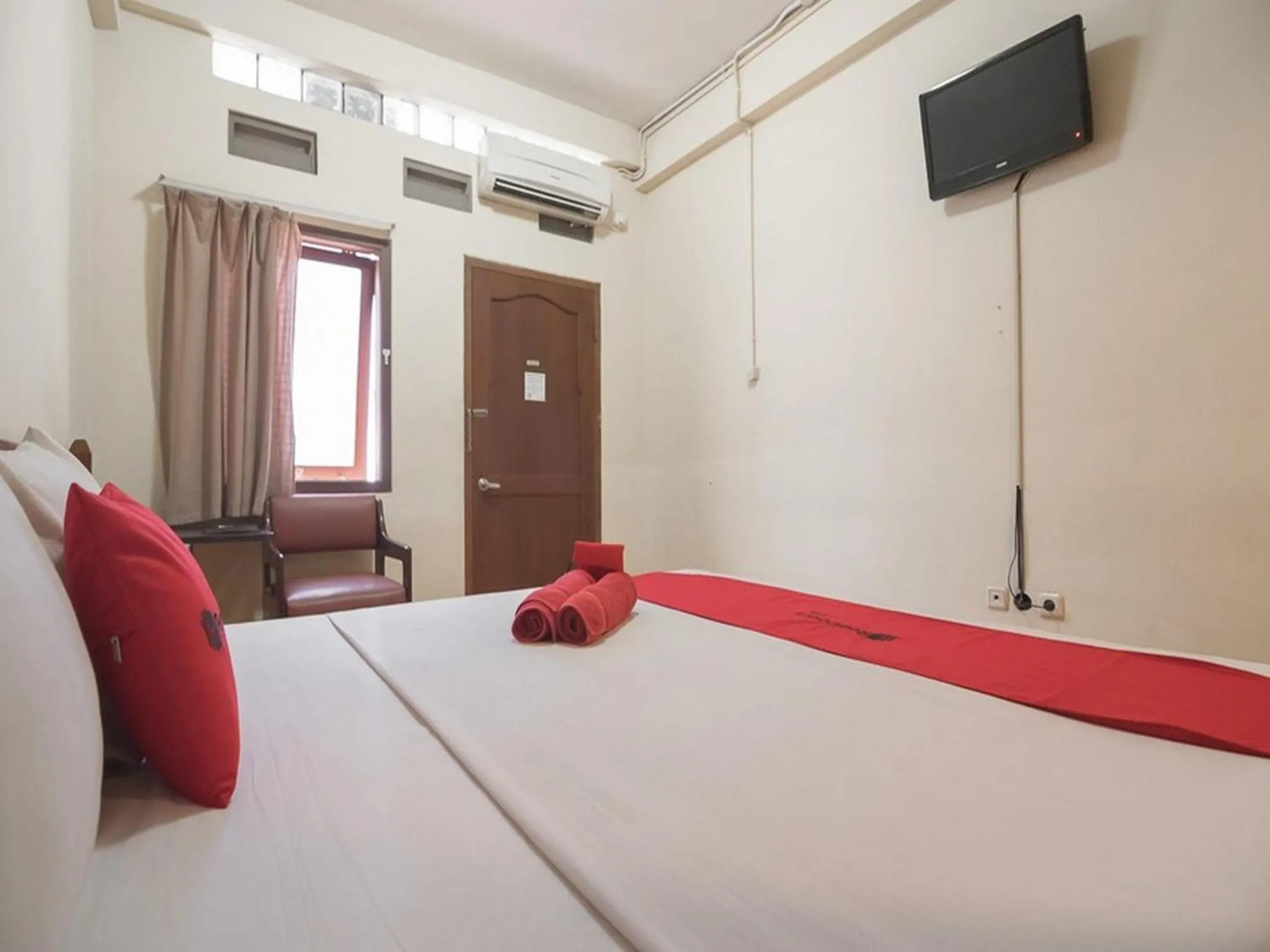 Bedroom, Bed in RedDoorz @ Buah Batu 3