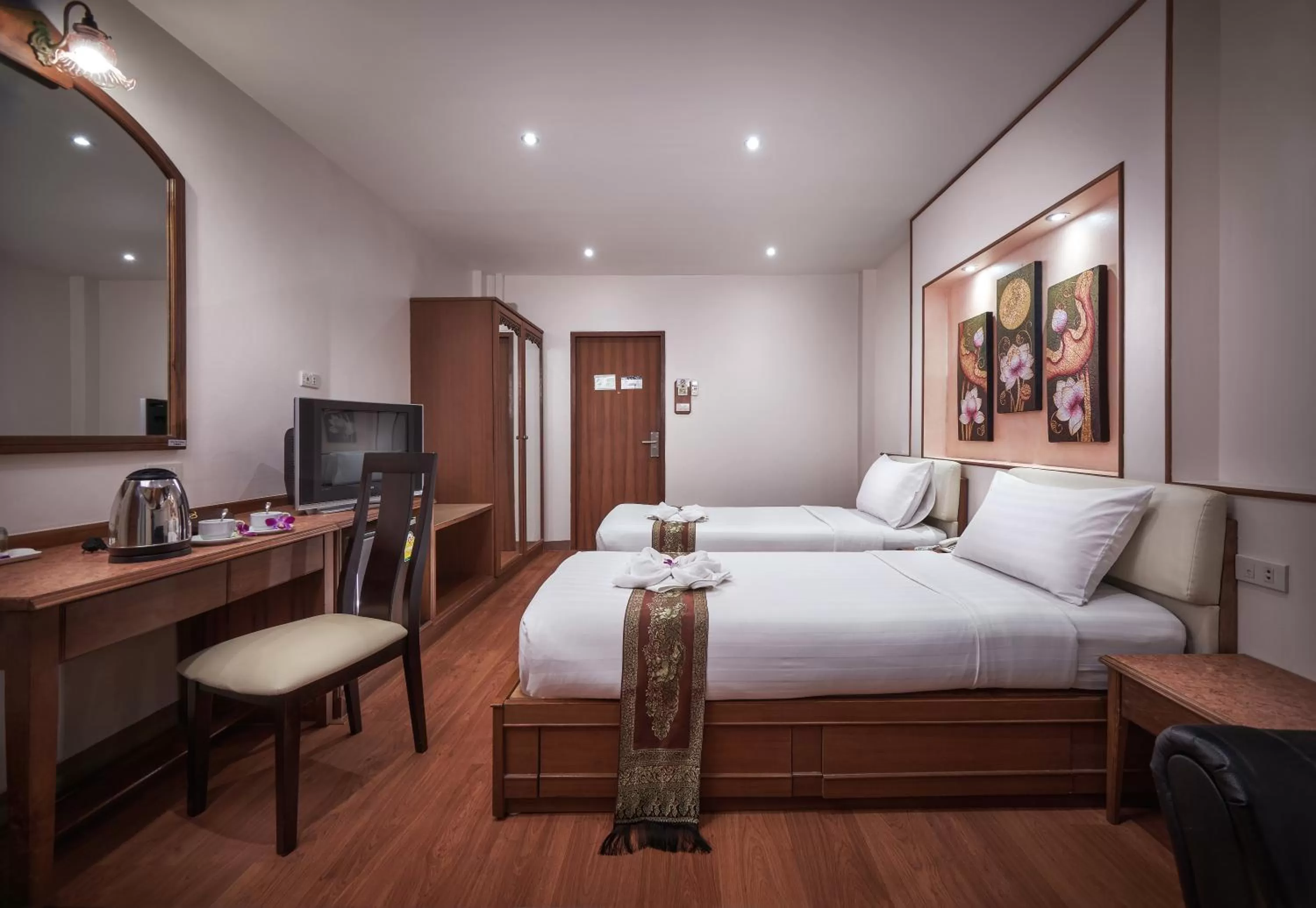 Photo of the whole room, Bed in KC Place Hotel Pratunam