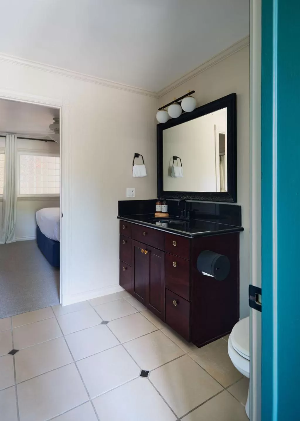 Bathroom, Bed in Black Bear Lodge