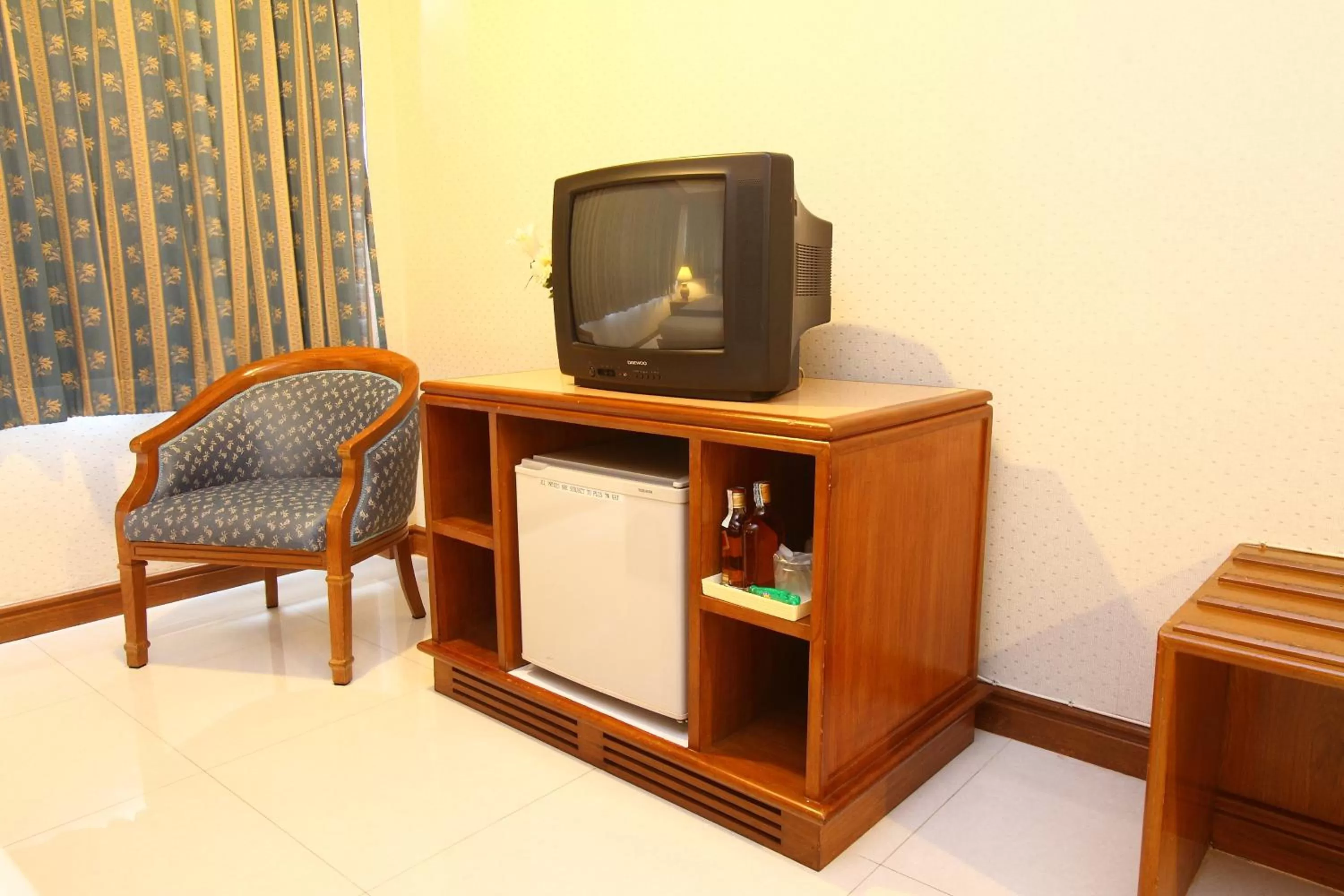 TV and multimedia in Silom Avenue Inn