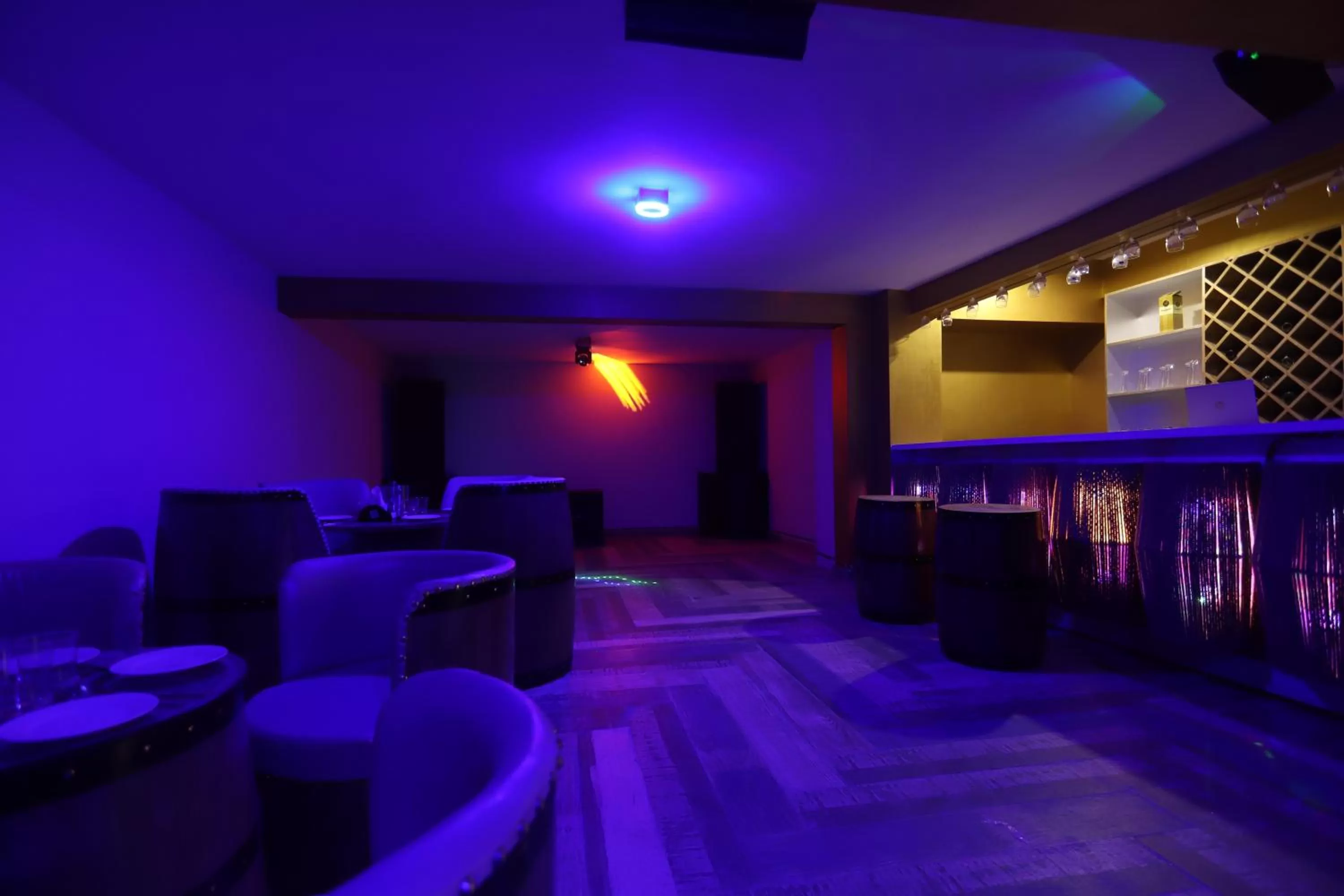 Nightclub / DJ in Hotel Smugglers Mountain View - central heated & air Cooled