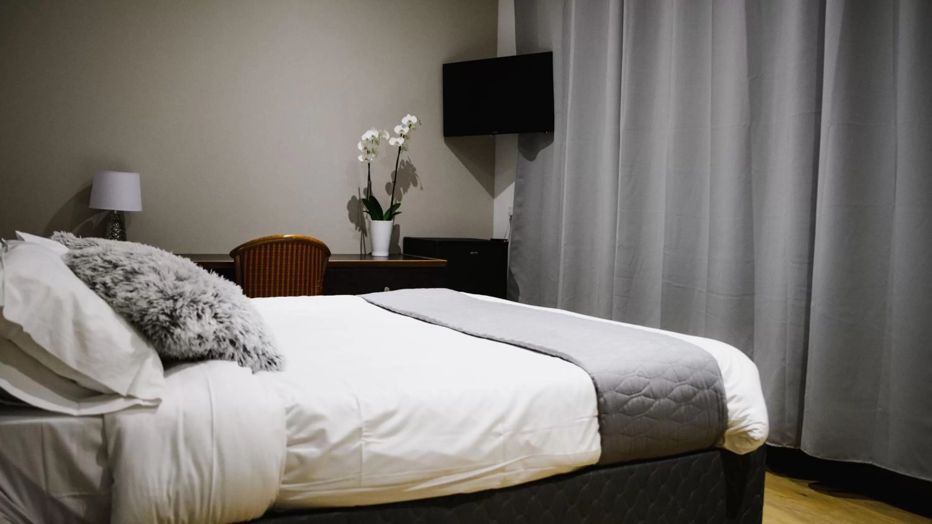 Bed in Hôtel des Arcades