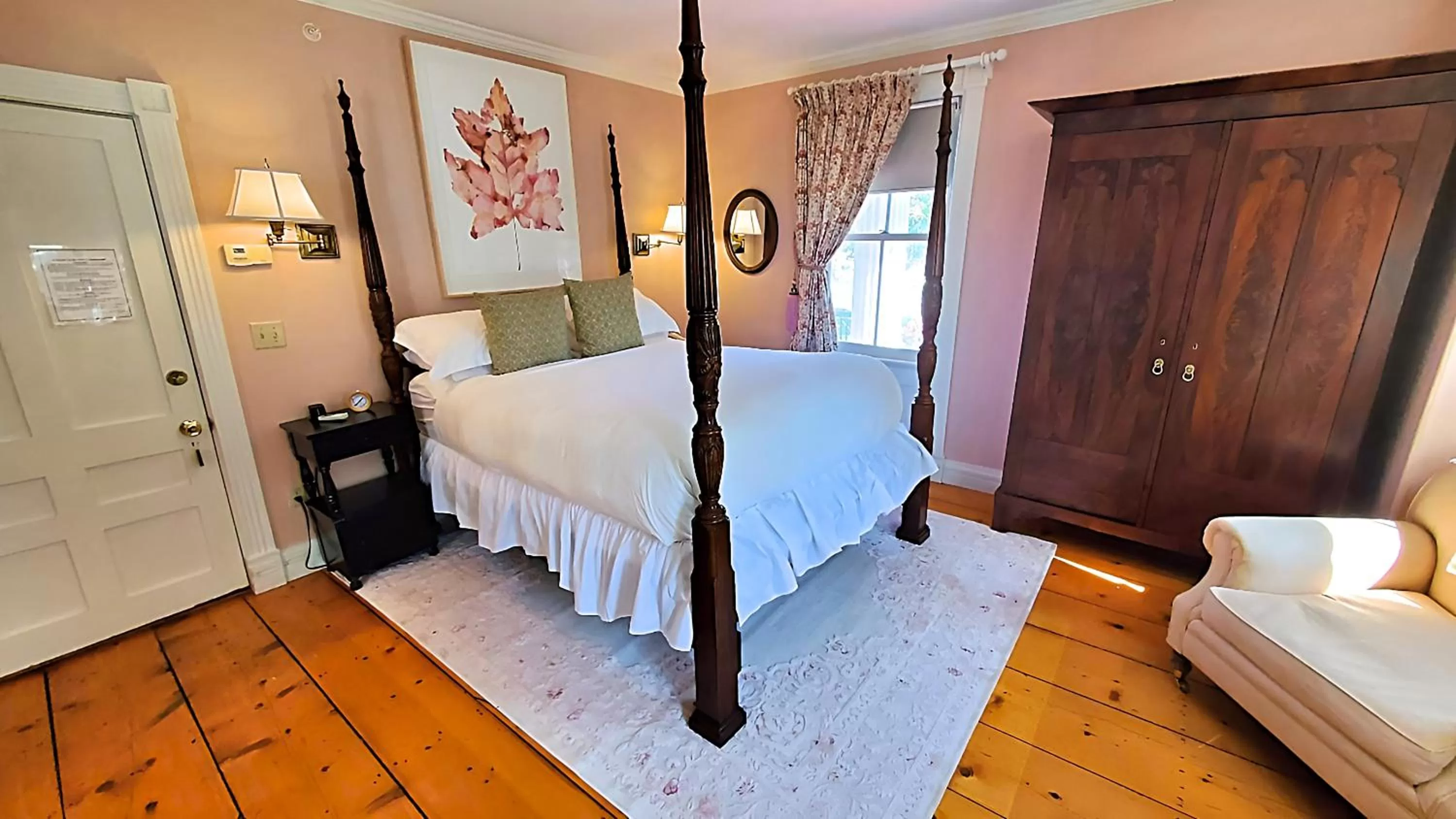 Bed in Four Columns Inn