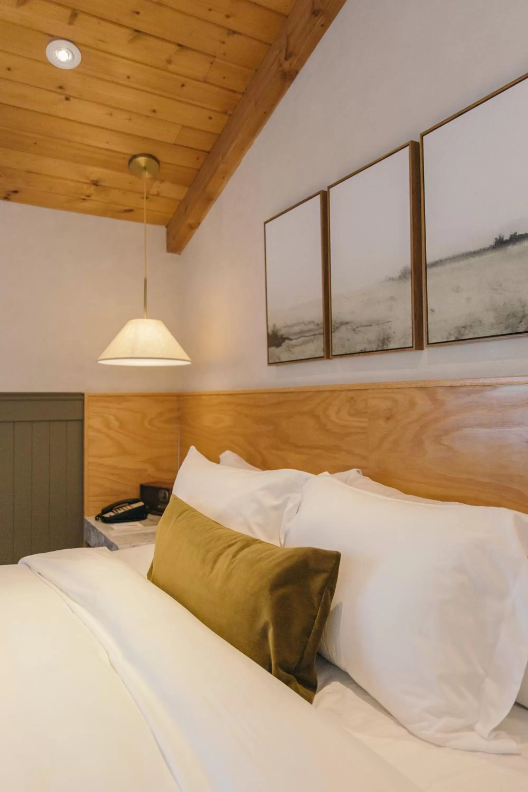 Bed in Calamigos Guest Ranch and Beach Club